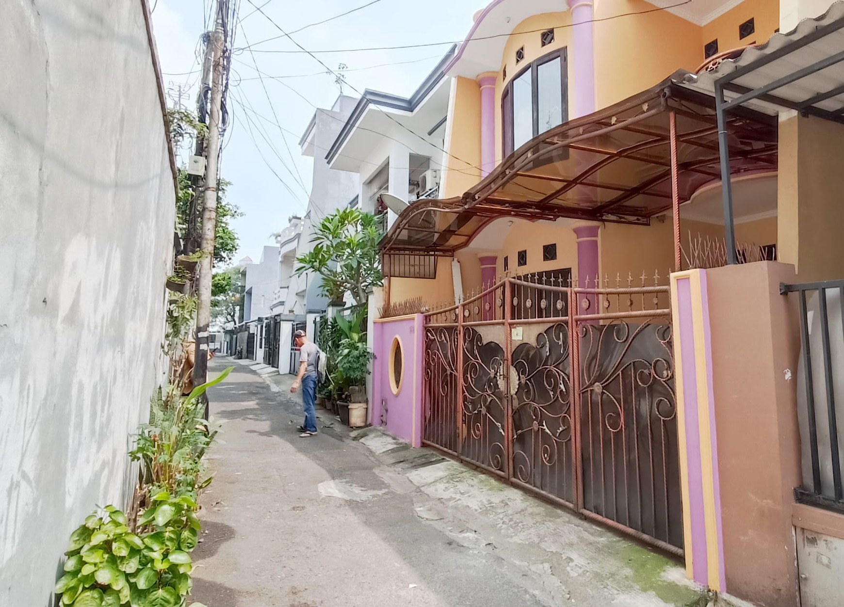 Rumah 2 Lantai 3+1 Kamar Tidur di Tebet Barat Dalam dekat MT Haryono