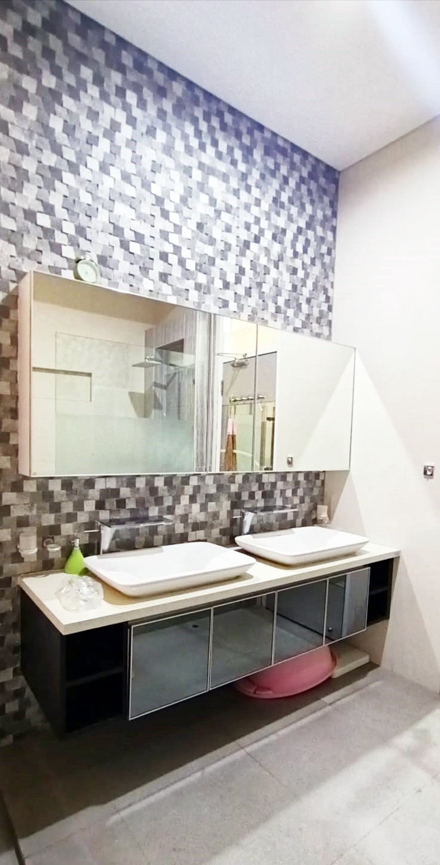 Rumah di Kertomenanggal Surabaya Selatan, Bagus + Terawat, Row Jalan Lebar, Siap Huni, Cocok untuk Rumah Tinggal / Kantor