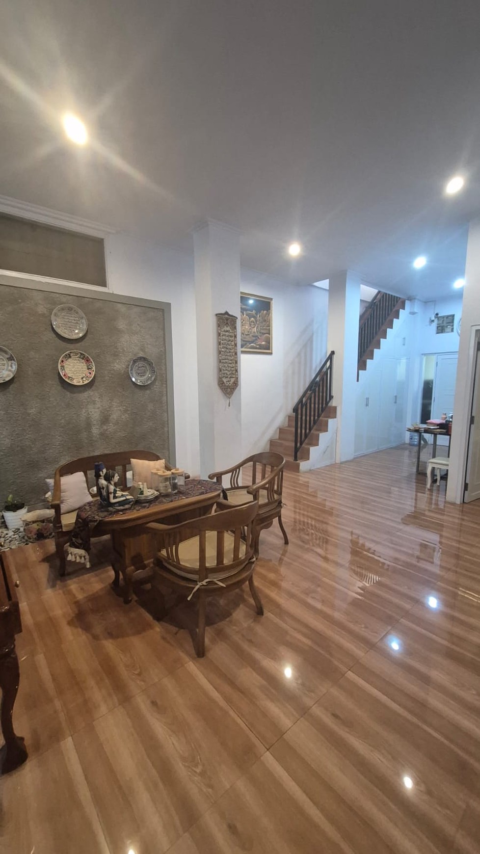 Rumah 2½ Lantai di Jakarta Selatan dengan KT 3+1 dan KM 2+1 Lokasi Strategis Siap Huni