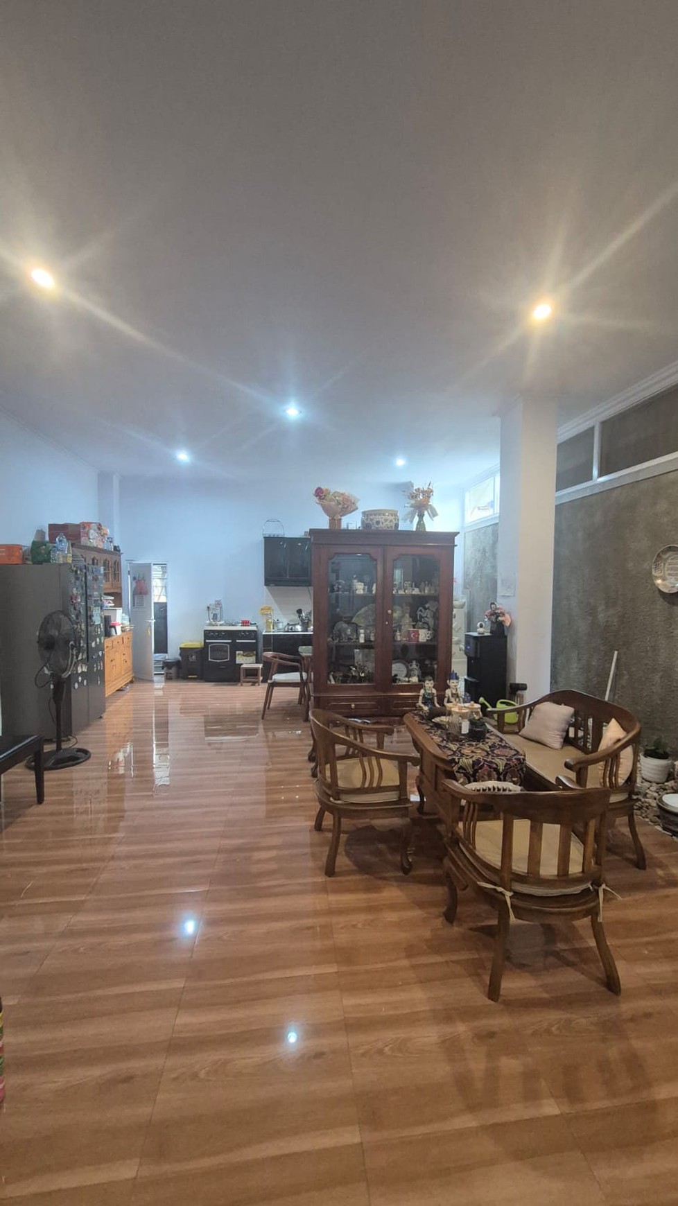 Rumah 2½ Lantai di Jakarta Selatan dengan KT 3+1 dan KM 2+1 Lokasi Strategis Siap Huni