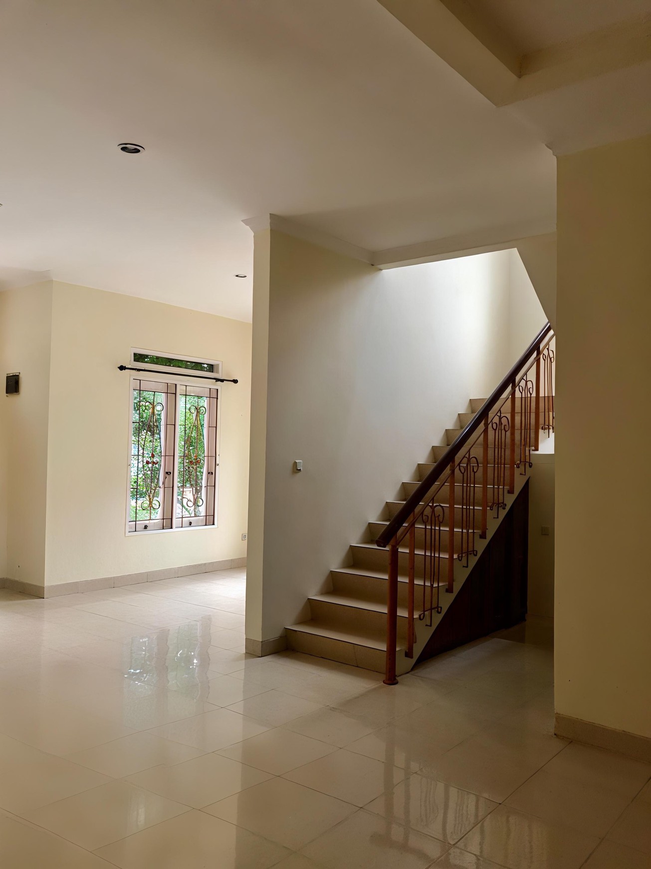 Dijual Cepat Rumah 2 Lantai Siap Huni di Kawasan Asri dan Hijau di Cirendeu. Tangsel Rasa Jaksel.