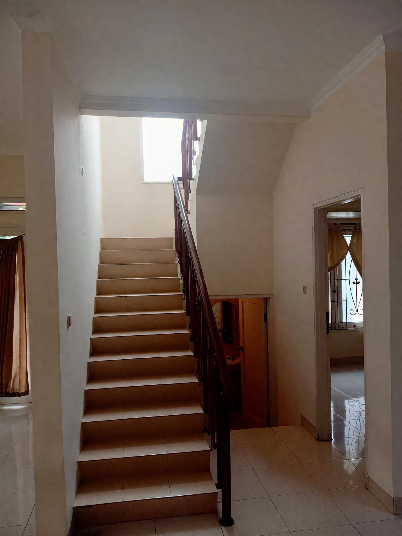 Dijual Cepat Rumah 2 Lantai Siap Huni di Kawasan Asri dan Hijau di Cirendeu. Tangsel Rasa Jaksel.