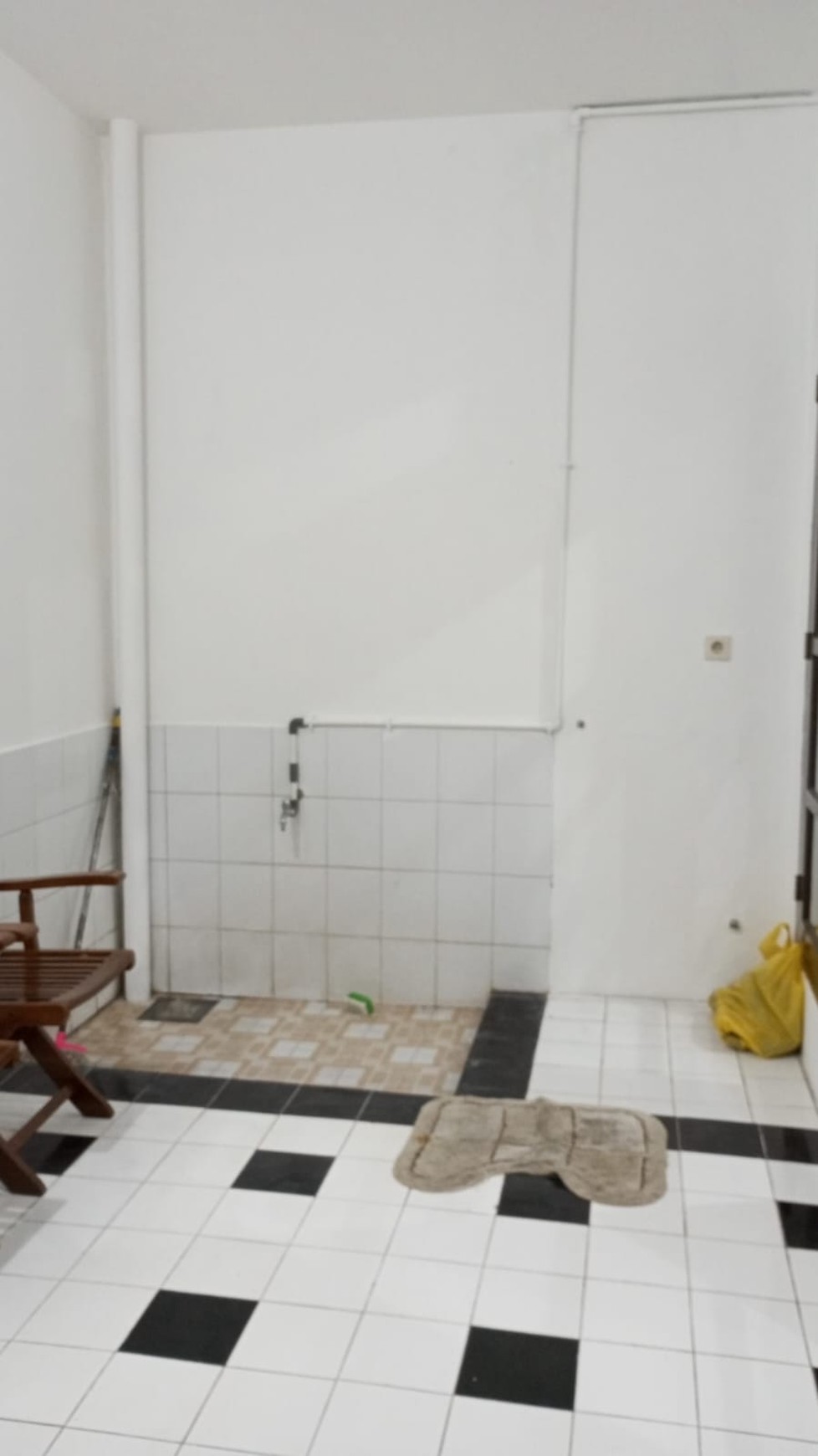 Di Sewa Rumah 2 Lantai Semi Furnished di Graha Raya