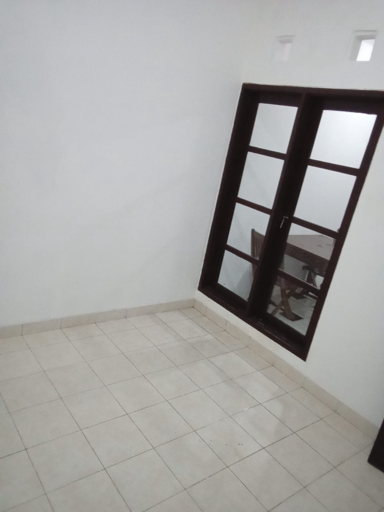 Di Sewa Rumah 2 Lantai Semi Furnished di Graha Raya