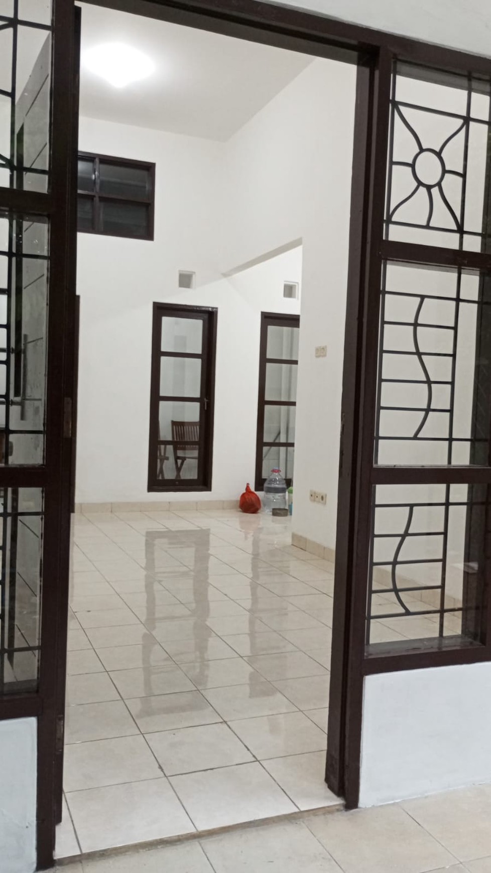 Di Sewa Rumah 2 Lantai Semi Furnished di Graha Raya
