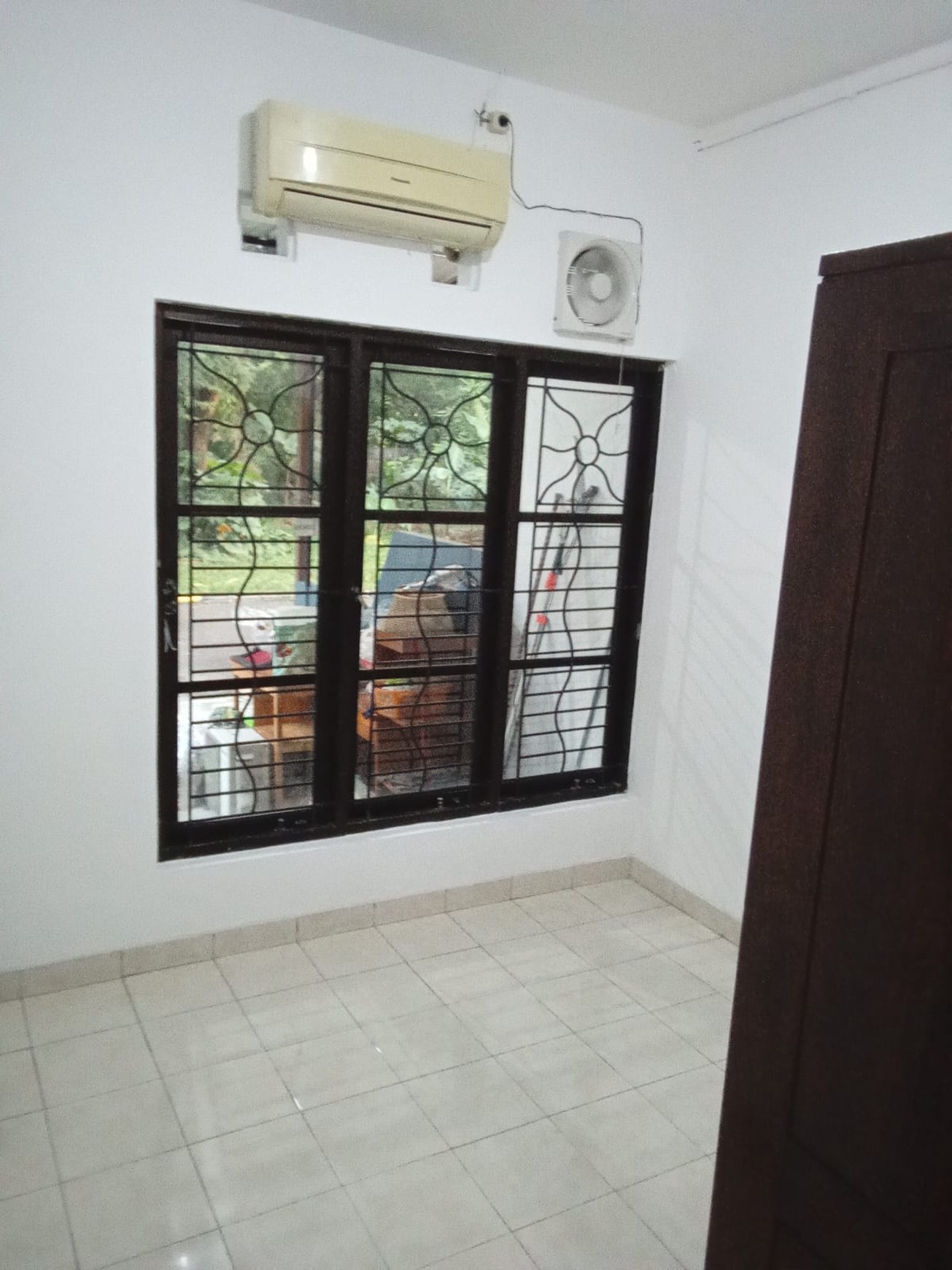 Di Sewa Rumah 2 Lantai Semi Furnished di Graha Raya