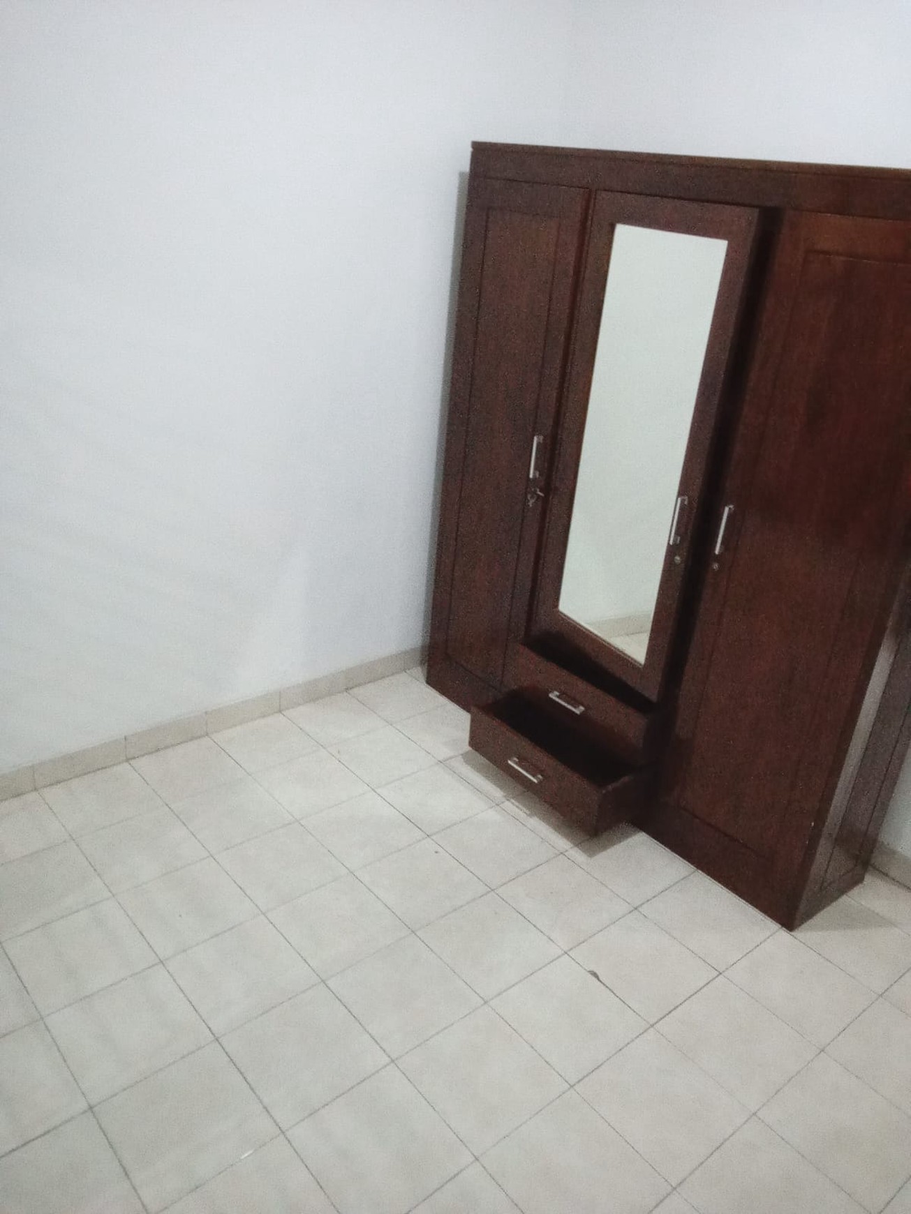 Di Sewa Rumah 2 Lantai Semi Furnished di Graha Raya