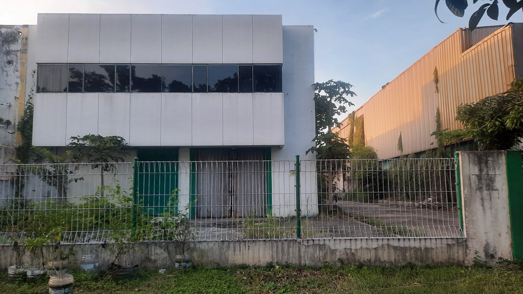 GUDANG/PABRIK DAN KANTOR SIAP PAKAI DI LOKASI STRATEGIS DIKAWASAN INDUSTRI JABABEKA CIKARANG