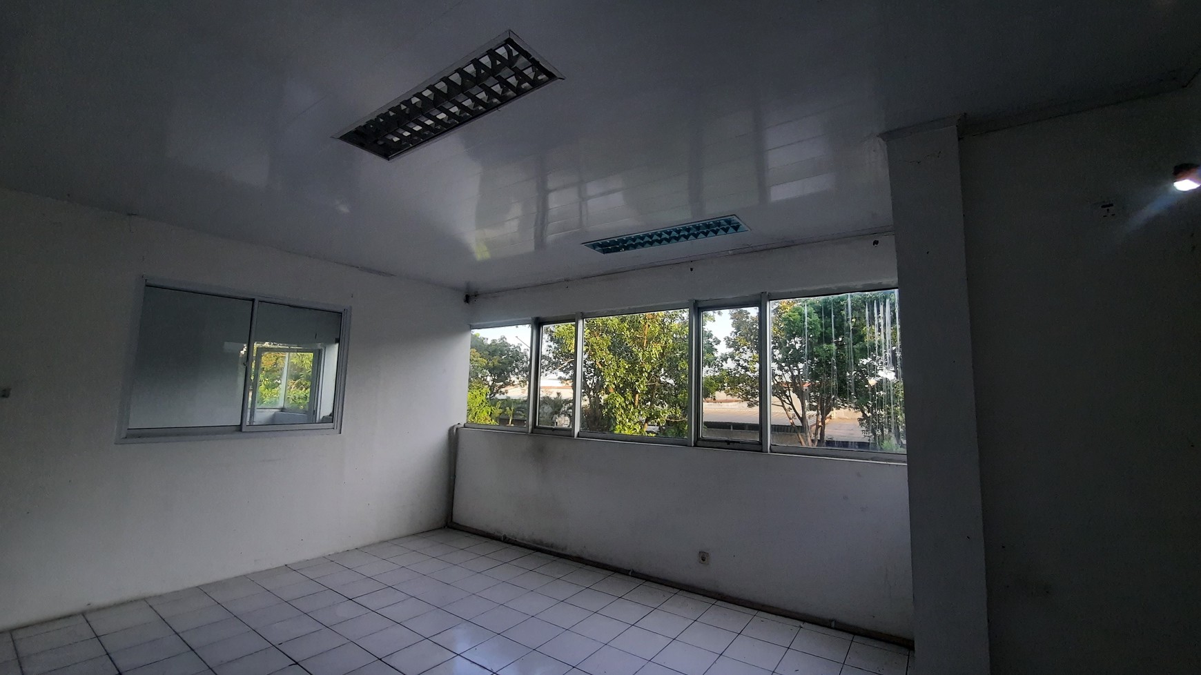 GUDANG/PABRIK DAN KANTOR SIAP PAKAI DI LOKASI STRATEGIS DIKAWASAN INDUSTRI JABABEKA CIKARANG