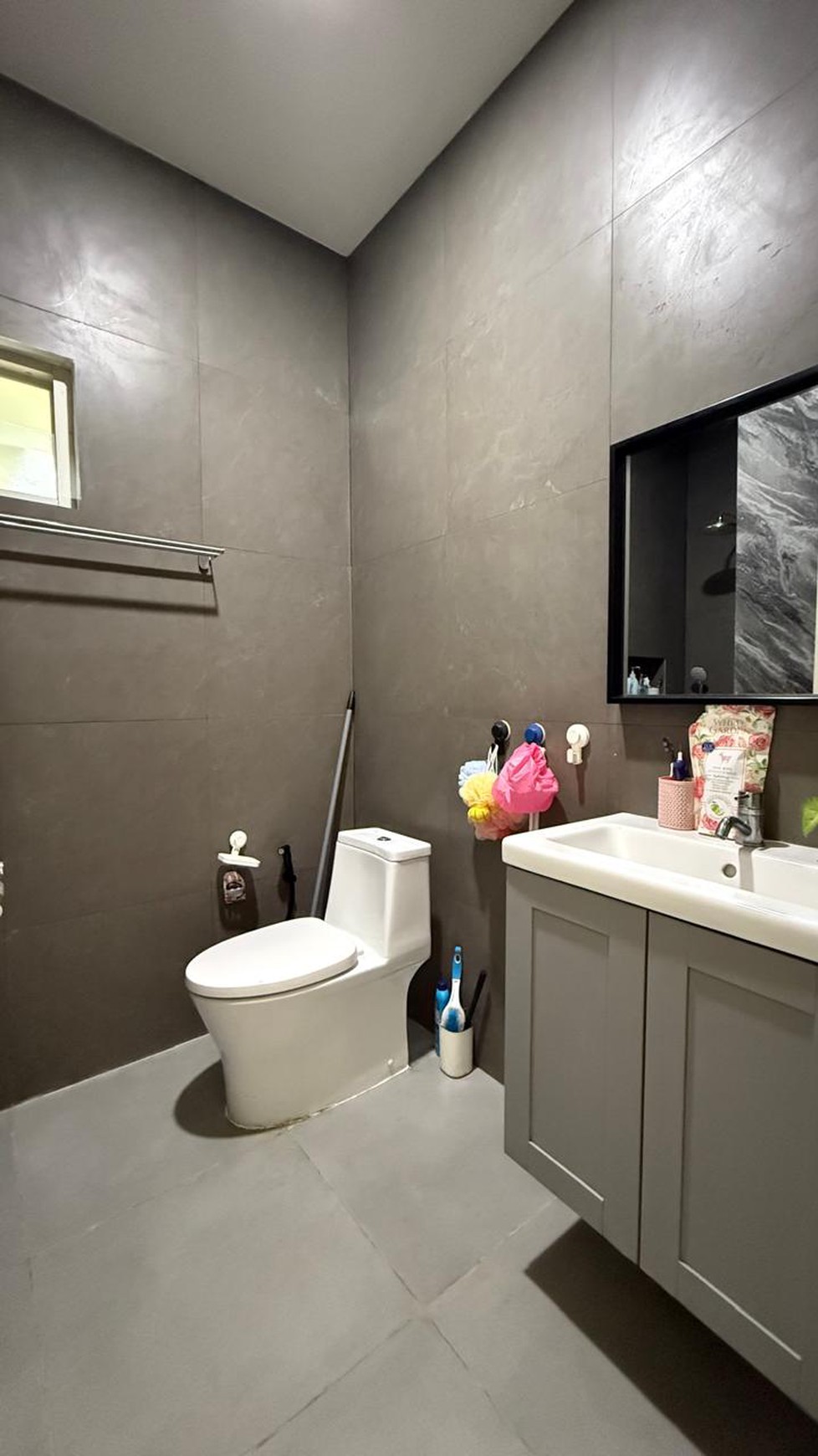 Rumah 2½ Lantai Siap Huni dengan 4 KT dan 4 Km SHM Semi Furnished @Bintaro, Sektor 7