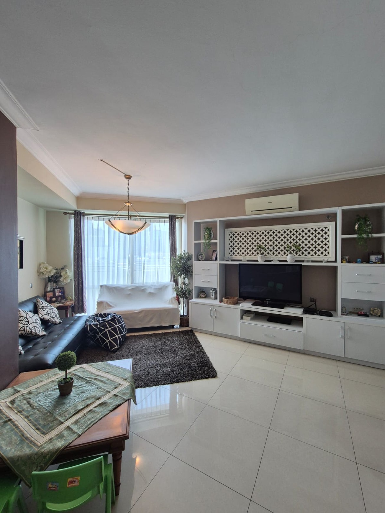 Disewakan Apartemen Batavia 3 BR lokasi strategis, furnished terawat di Bendungan Hilir jakarta pusat