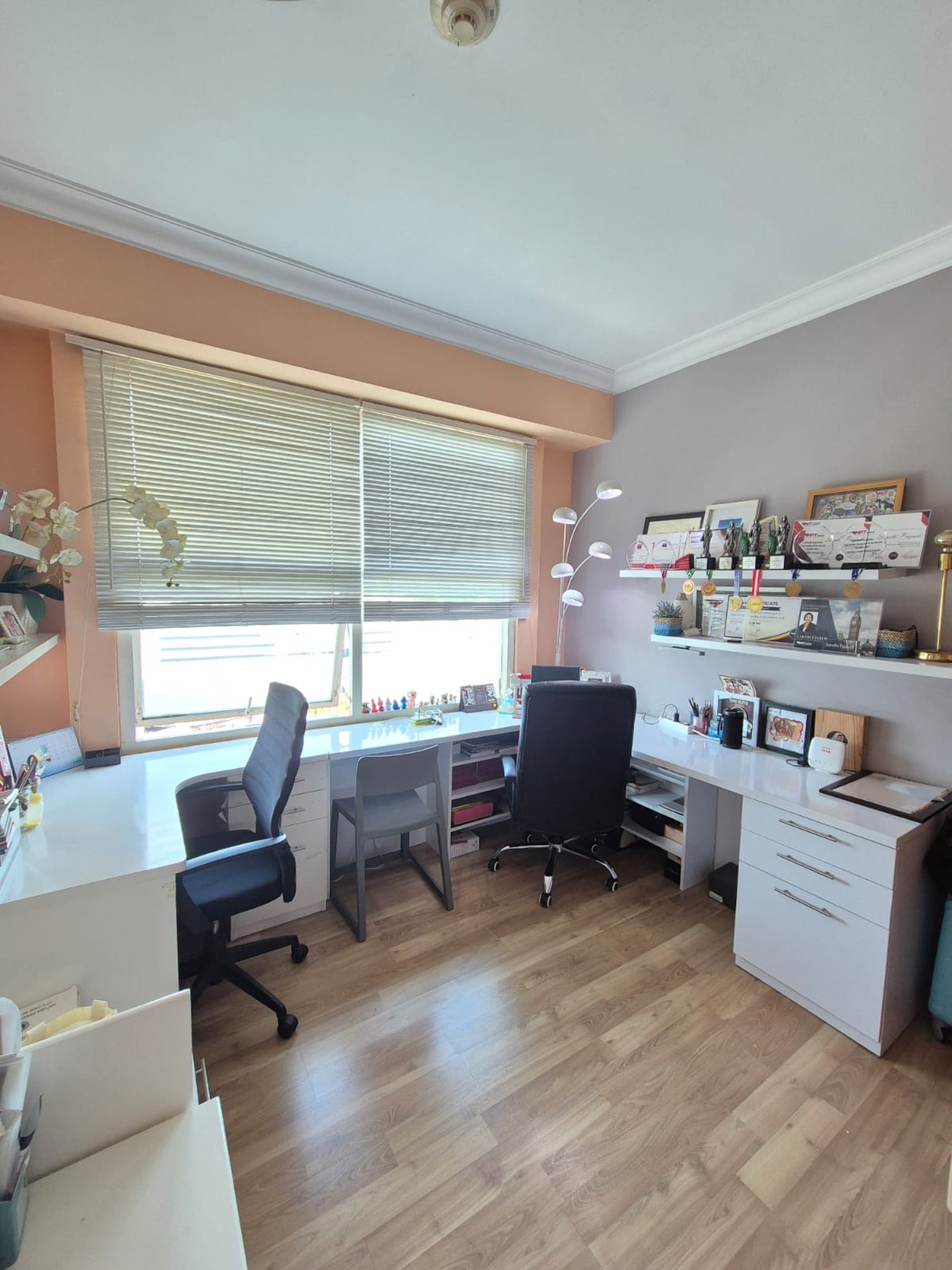 Disewakan Apartemen Batavia 3 BR lokasi strategis, furnished terawat di Bendungan Hilir jakarta pusat