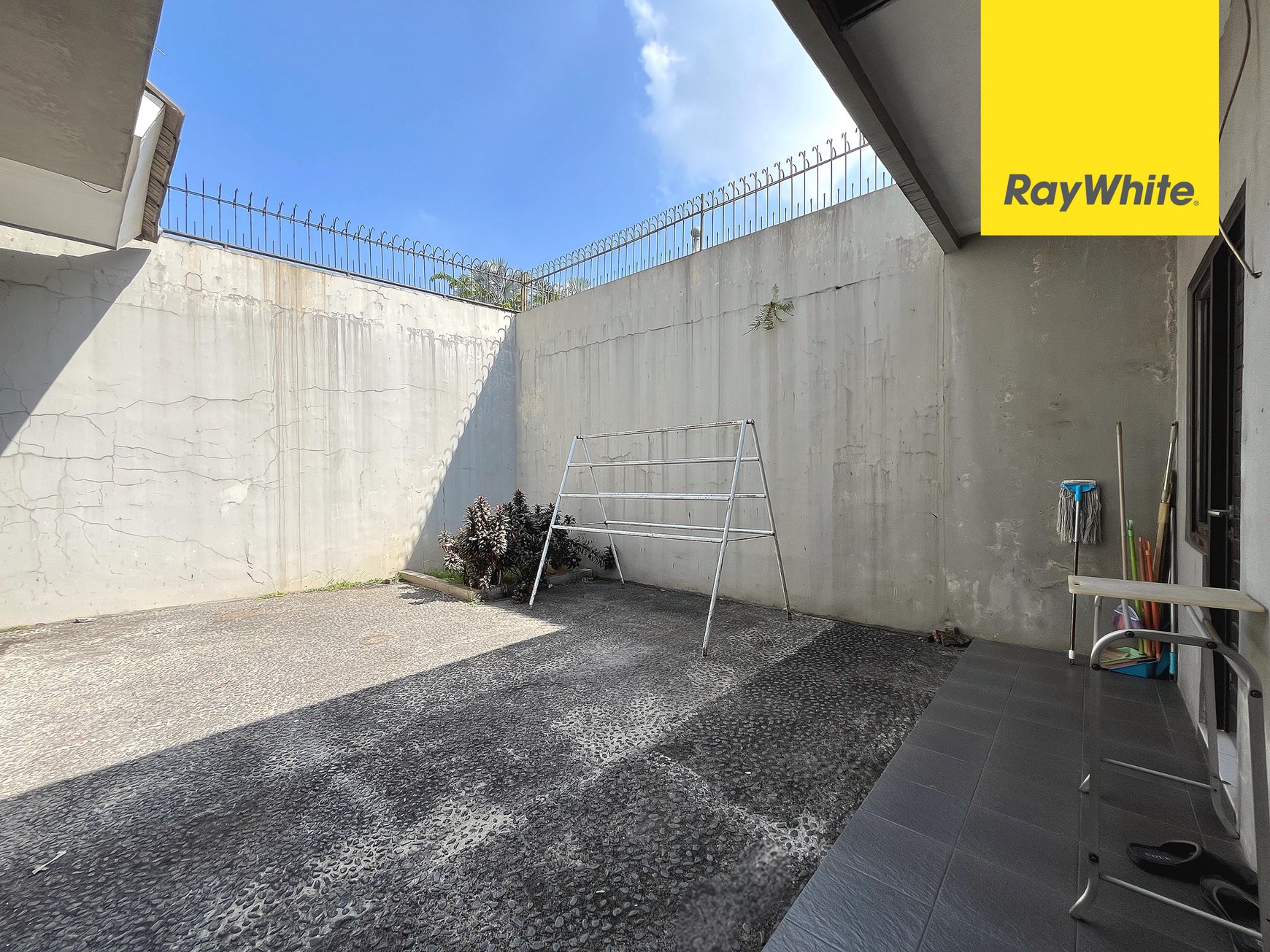 Rumah Kuldesak di Kota Wisata, Cibubur