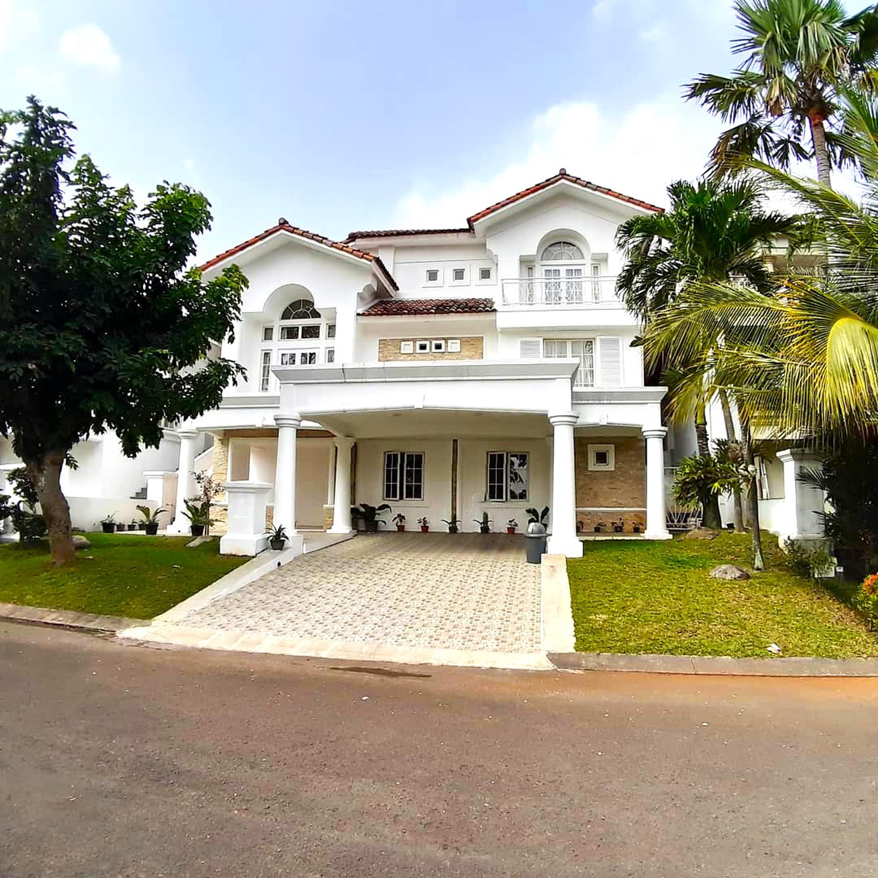 Rumah 2 Lantai Siap Huni dengan 4 KT dan 3 KM Luas 500 m2 dan Bangunan 800 m2 Sertifikat SHM @Sentul City, Bogor