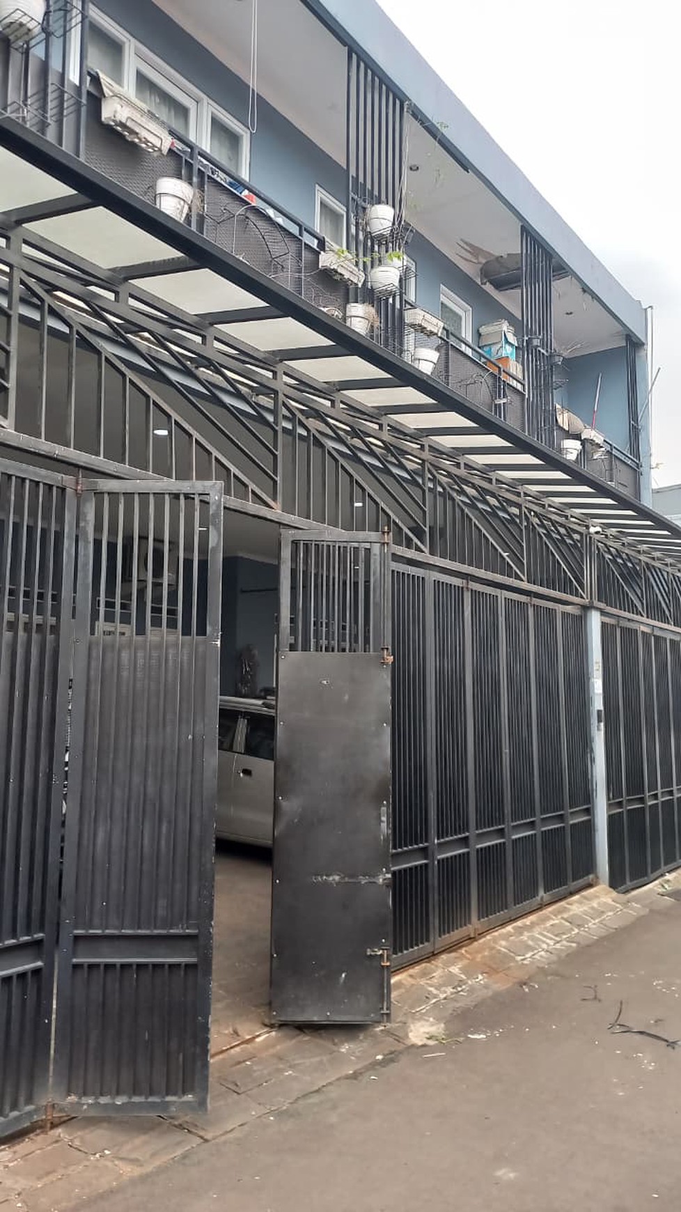 Rumah dekat sektor 2 Bintaro dan st kereta Pd Ranji, untuk kost kostan cocok...