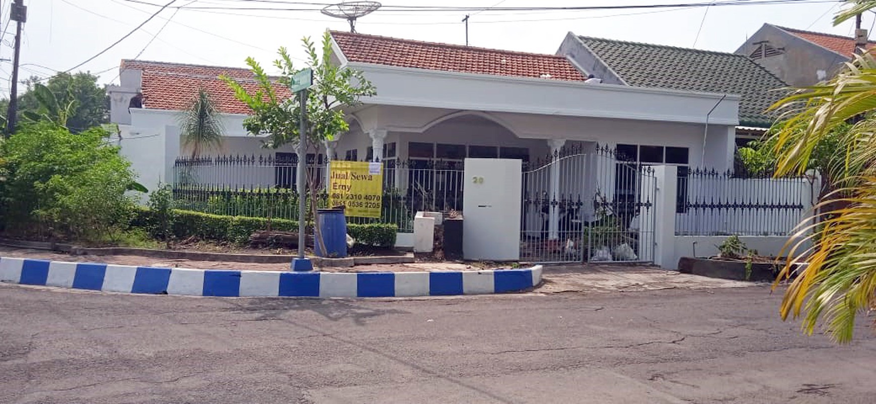 Rumah di Jemur Andayani Surabaya Selatan, Hook/Pojokan, Row Jalan lebar bisa 3 mobil, bisa untuk rumah tinggal/kantor