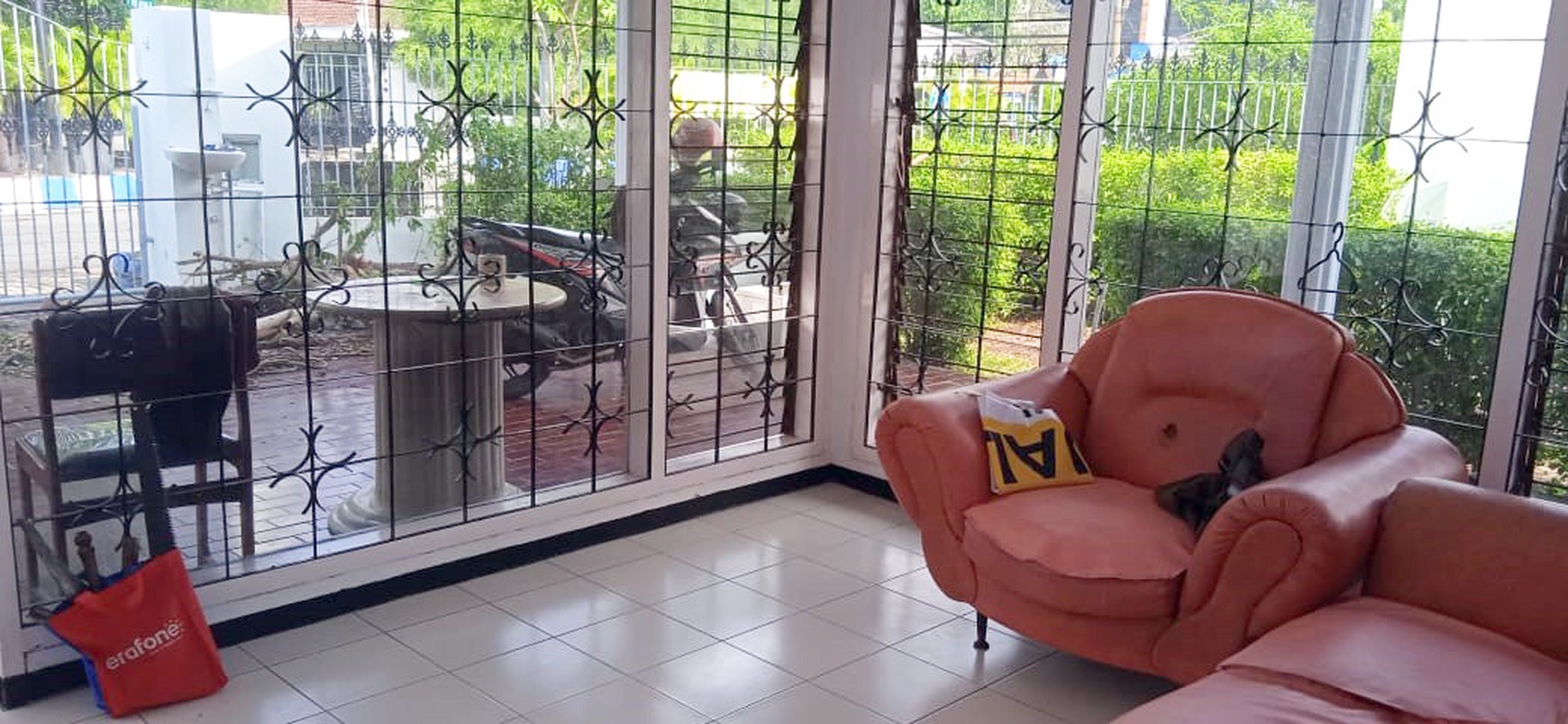 Rumah di Jemur Andayani Surabaya Selatan, Hook/Pojokan, Row Jalan lebar bisa 3 mobil, bisa untuk rumah tinggal/kantor