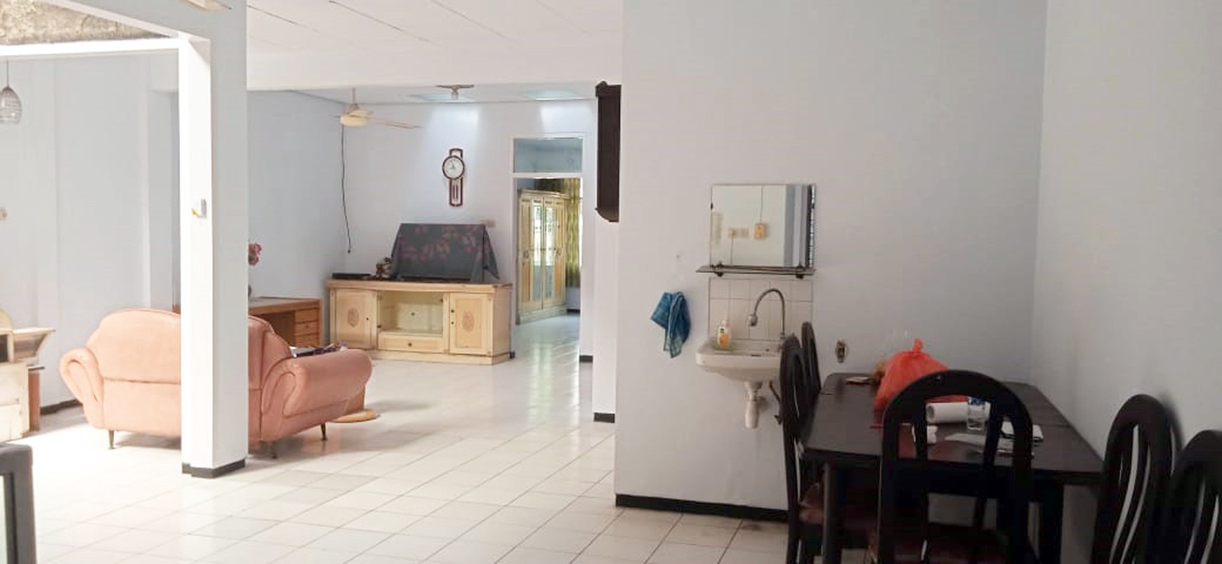 Rumah di Jemur Andayani Surabaya Selatan, Hook/Pojokan, Row Jalan lebar bisa 3 mobil, bisa untuk rumah tinggal/kantor