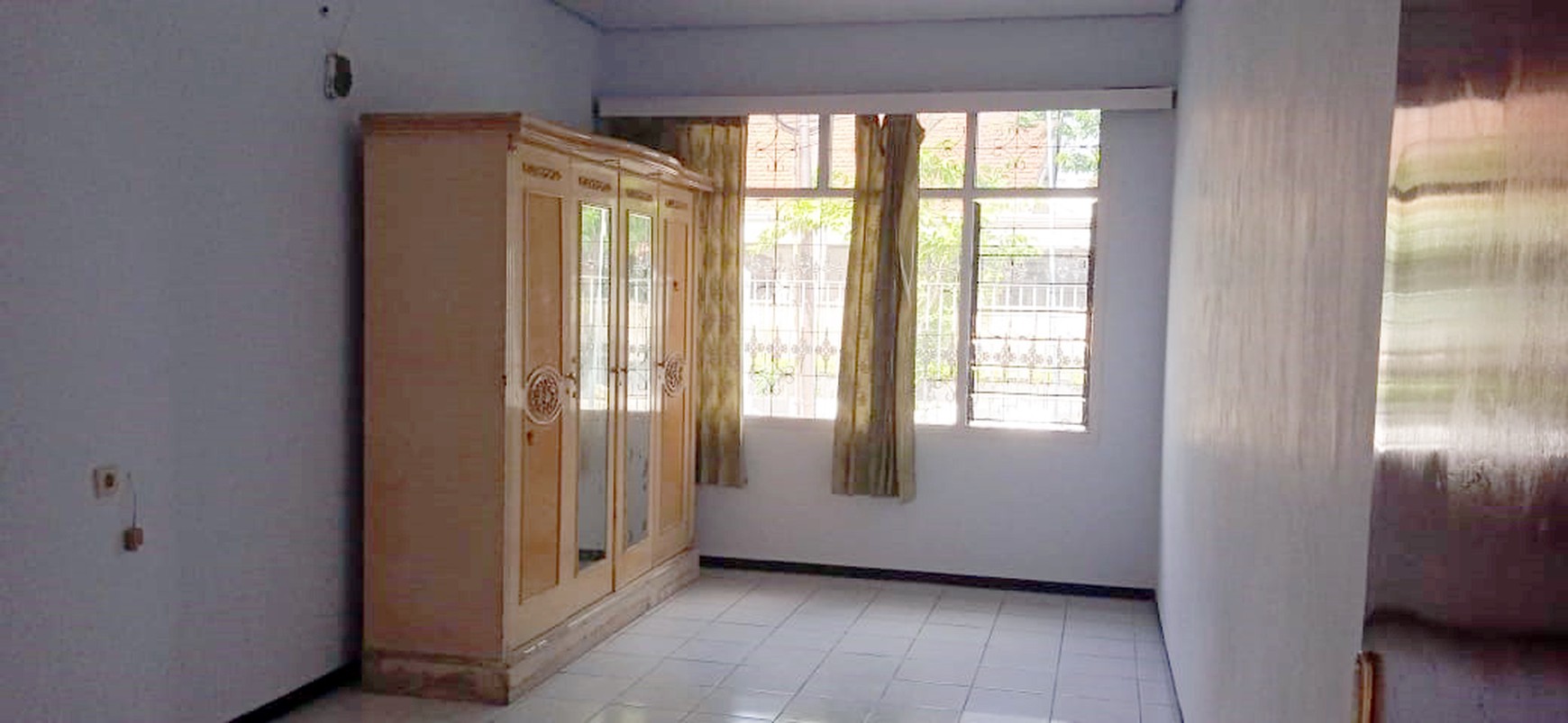 Rumah di Jemur Andayani Surabaya Selatan, Hook/Pojokan, Row Jalan lebar bisa 3 mobil, bisa untuk rumah tinggal/kantor
