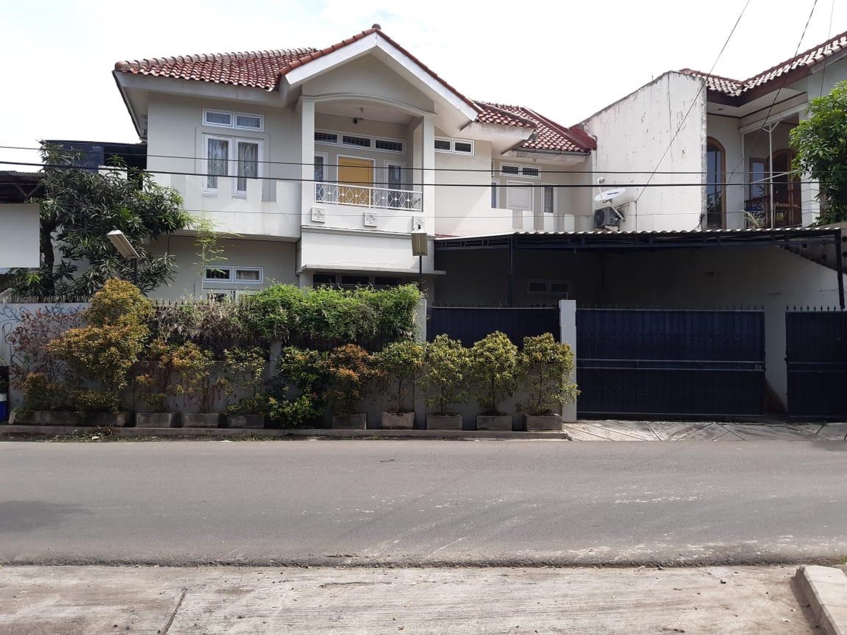 Rumah bagus, 2 lantai lokasi strtageis di Cireunde