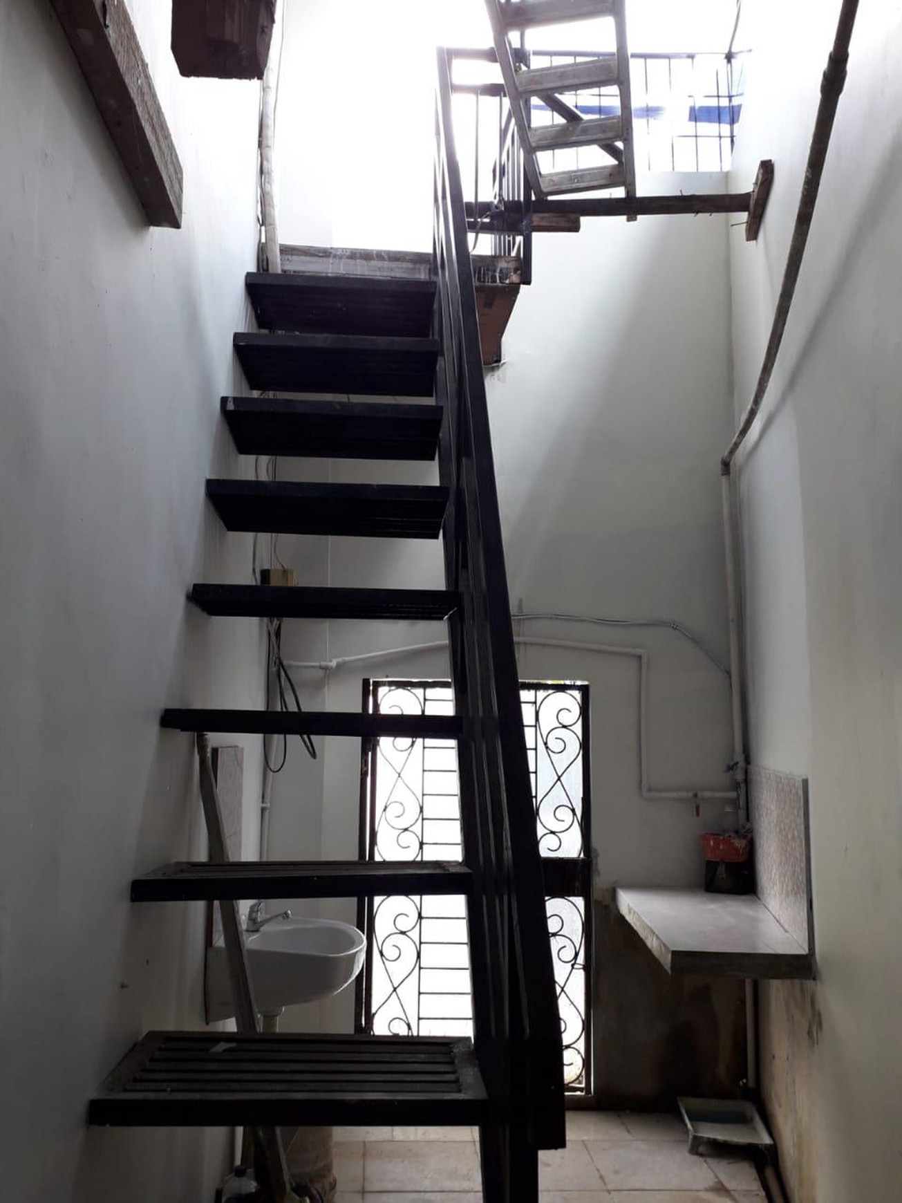 Rumah bagus, 2 lantai lokasi strtageis di Cireunde