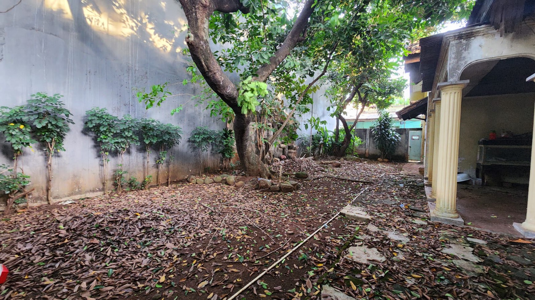 Rumah Lama dengan Tanah Luas Cocok untuk Investasi atau Cluster di Duren Sawit Jakarta timur