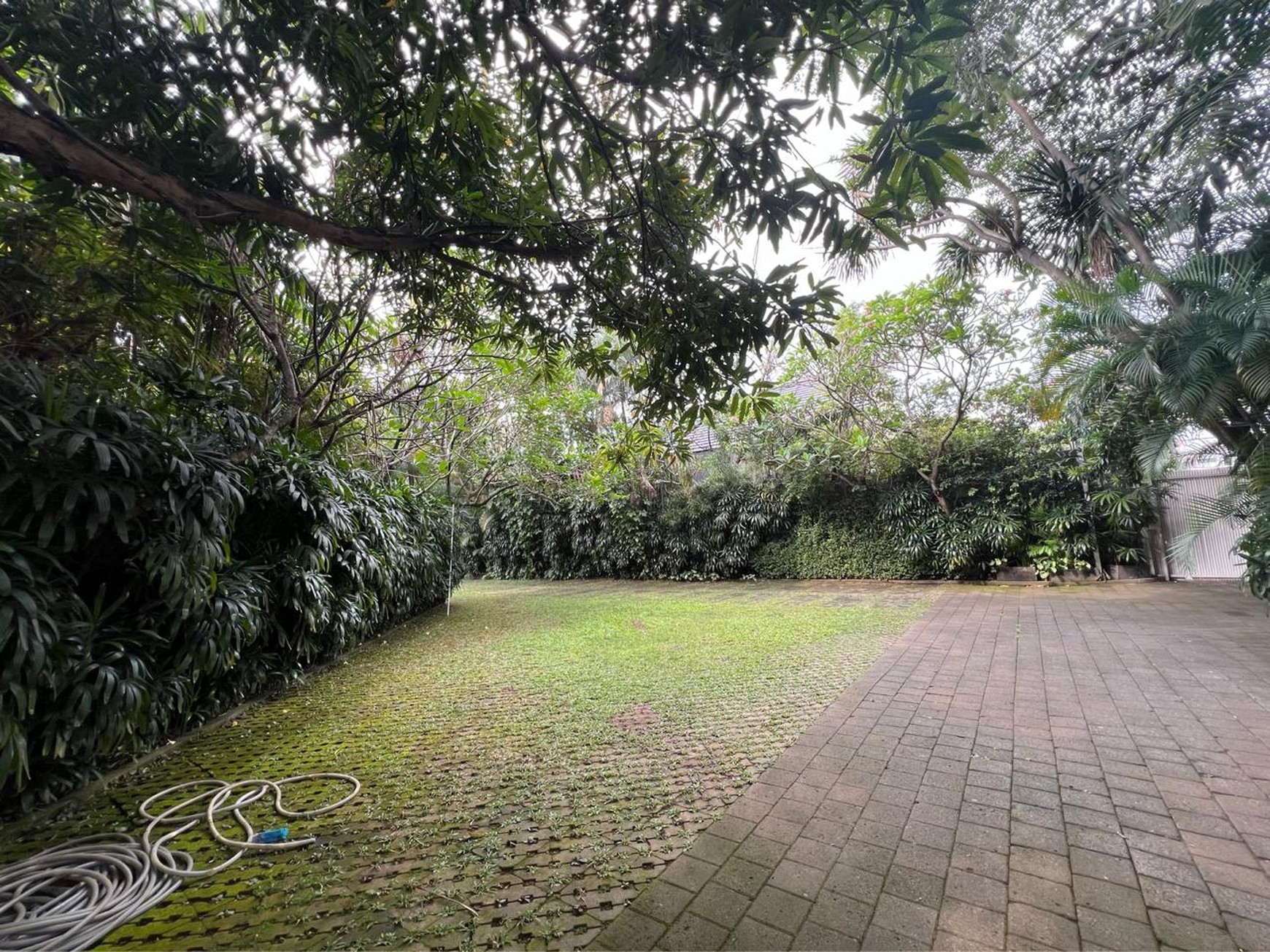 Rumah Halaman luas,bagus di Bintaro Jaya 5