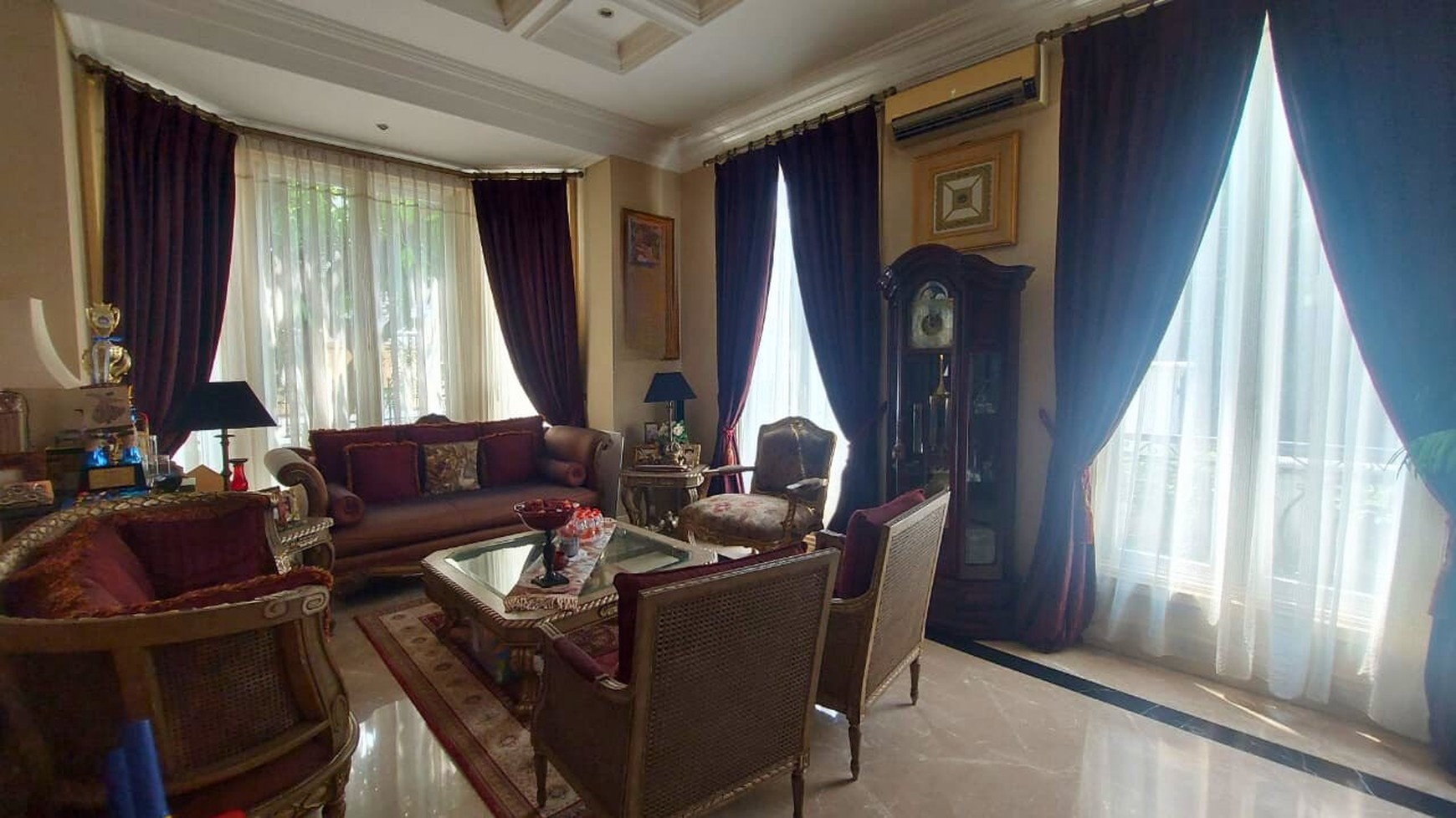 Rumah Mewah di daerah Tebet Jakarta Selatan Akses Depan Jalan 3 mobil