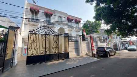 Rumah Mewah di daerah Tebet Jakarta Selatan Akses Depan Jalan 3 mobil