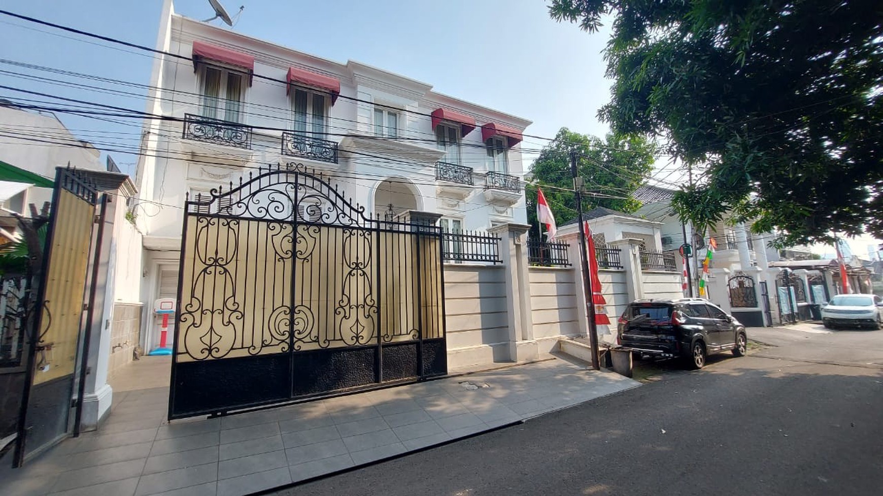 Rumah Mewah di daerah Tebet Jakarta Selatan Akses Depan Jalan 3 mobil