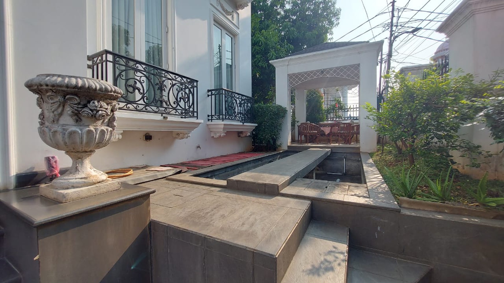 Rumah Mewah di daerah Tebet Jakarta Selatan Akses Depan Jalan 3 mobil