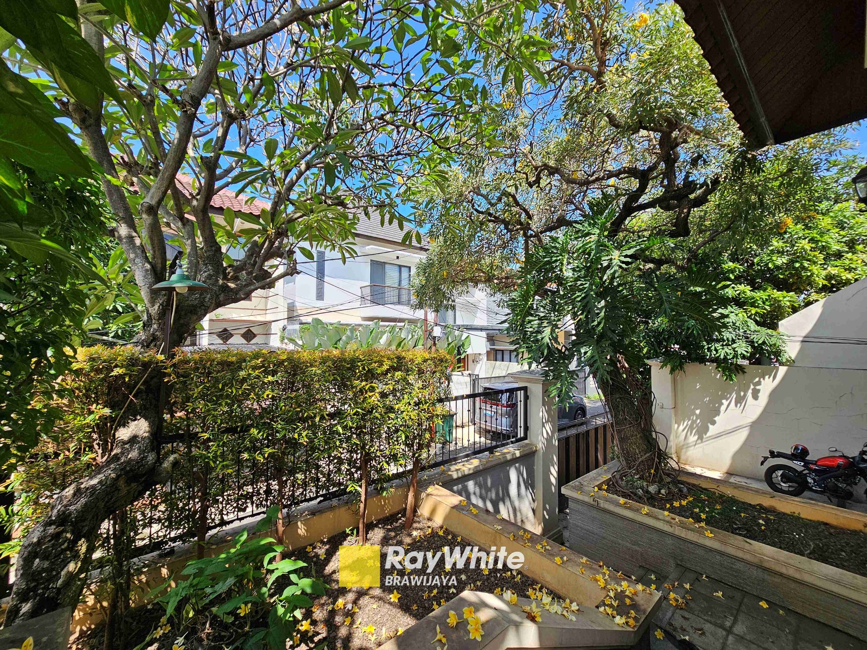 Rumah di Jalan Keuangan, Fatmawati, Jaksel, Furnished, Private Pool, 1 km ke MRT Fatmawati