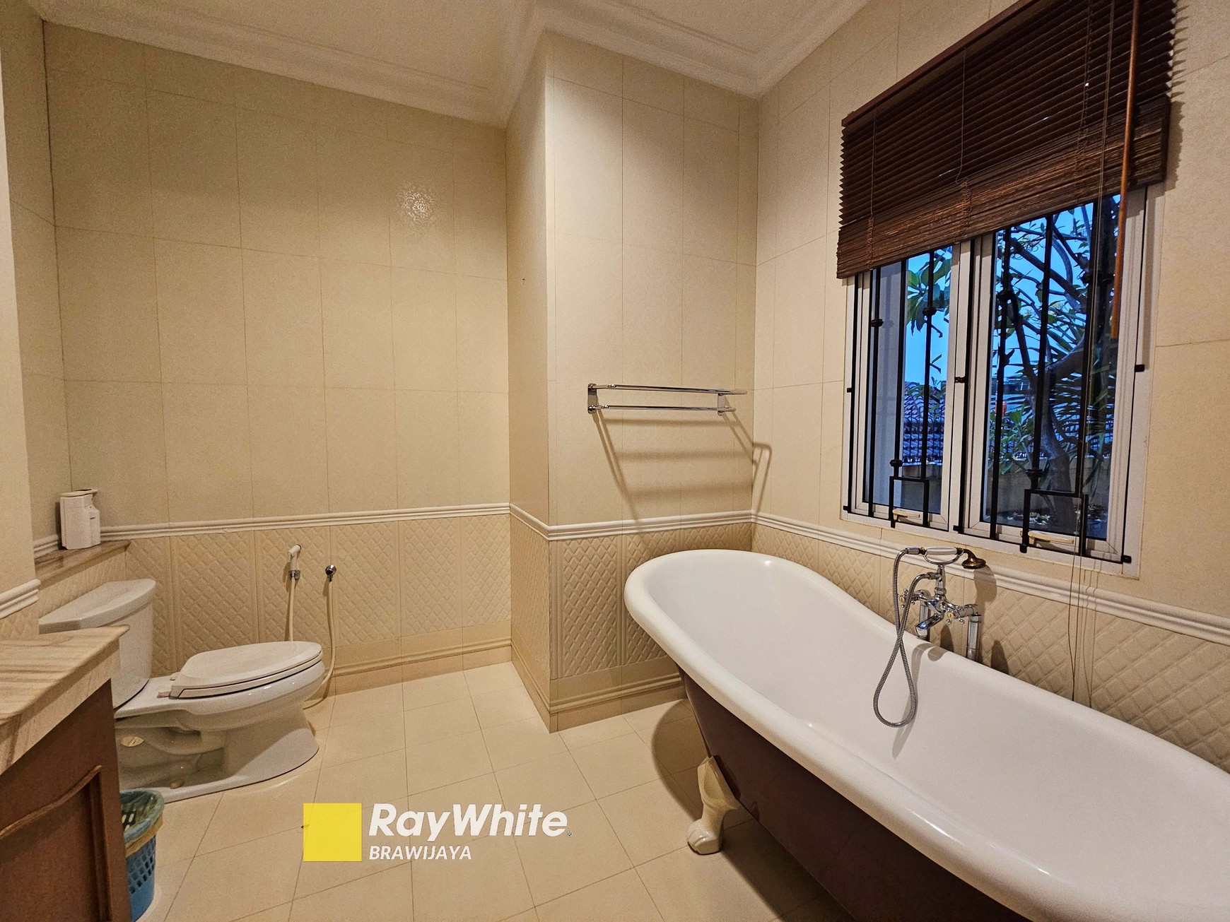 Rumah di Jalan Keuangan, Fatmawati, Jaksel, Furnished, Private Pool, 1 km ke MRT Fatmawati