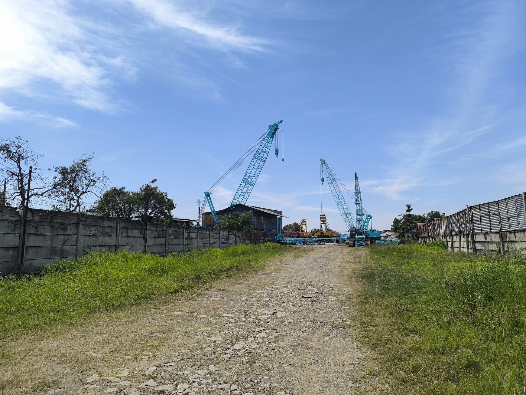 Dijual tanah darat siap pakai di Jl. Raya Pasir Gombong, Lemah abang, Cikarang Utara, bekasi, cocok untuk gudang, workshop