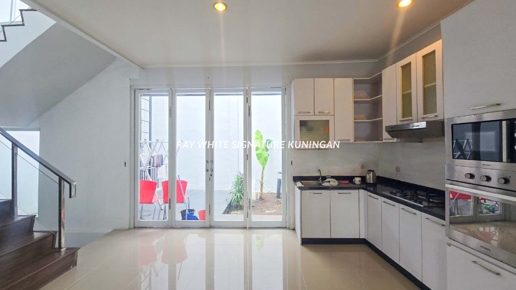 Town House 2,5 Lantai di Jl Haji Subuh Dekat TB Simatupang