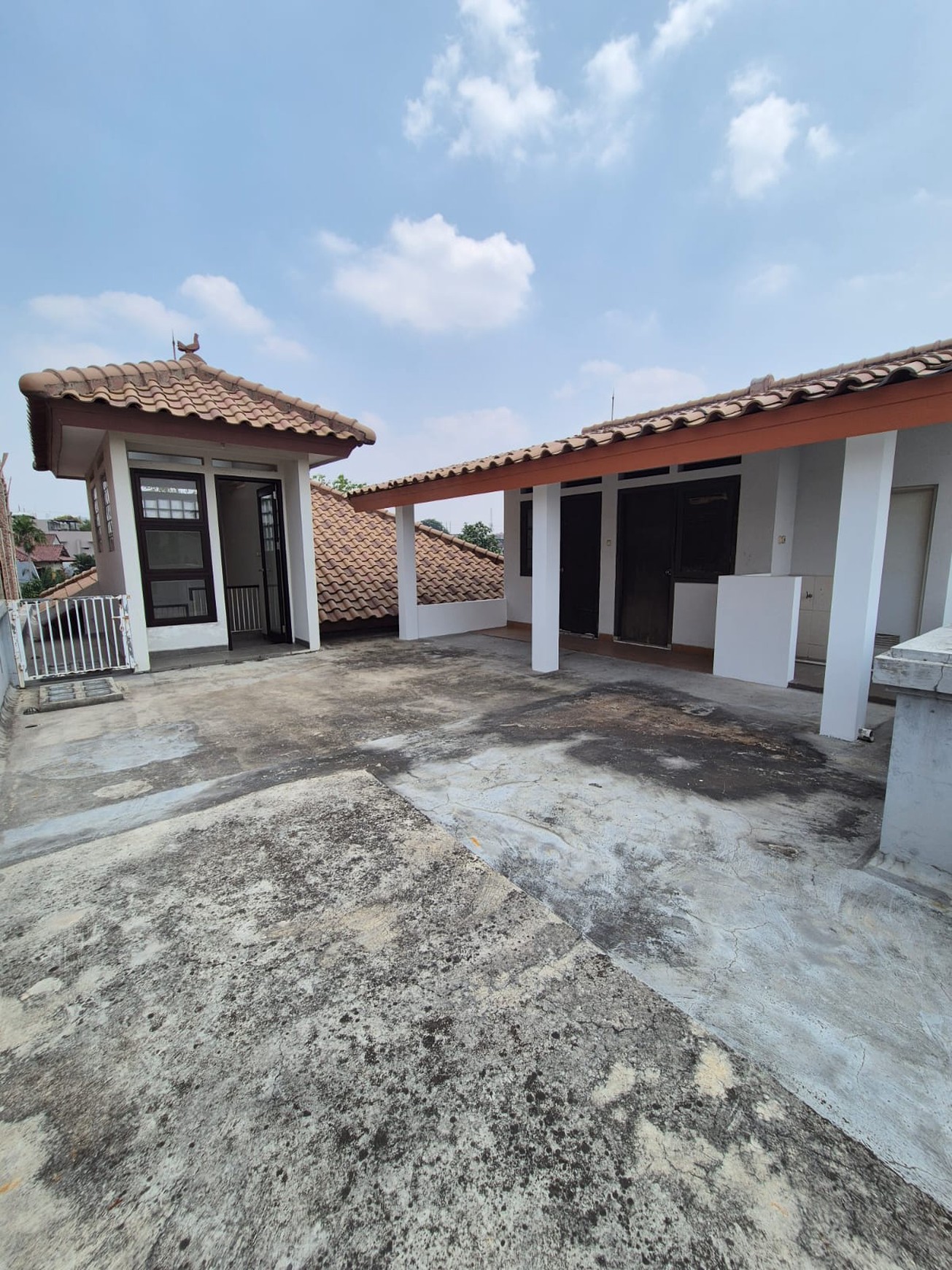 Disewakan rumah 2 lantai di lokasi yang tenang dan strategis di belakang Citos , cocok untuk hunian dan silent office