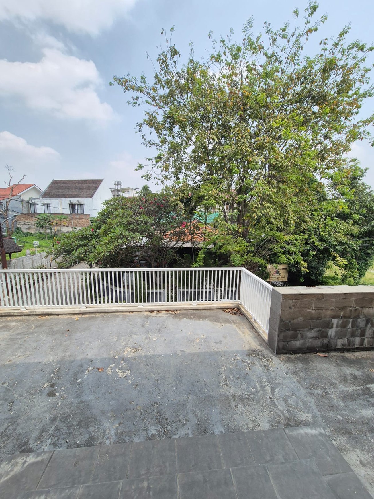 Disewakan rumah 2 lantai di lokasi yang tenang dan strategis di belakang Citos , cocok untuk hunian dan silent office