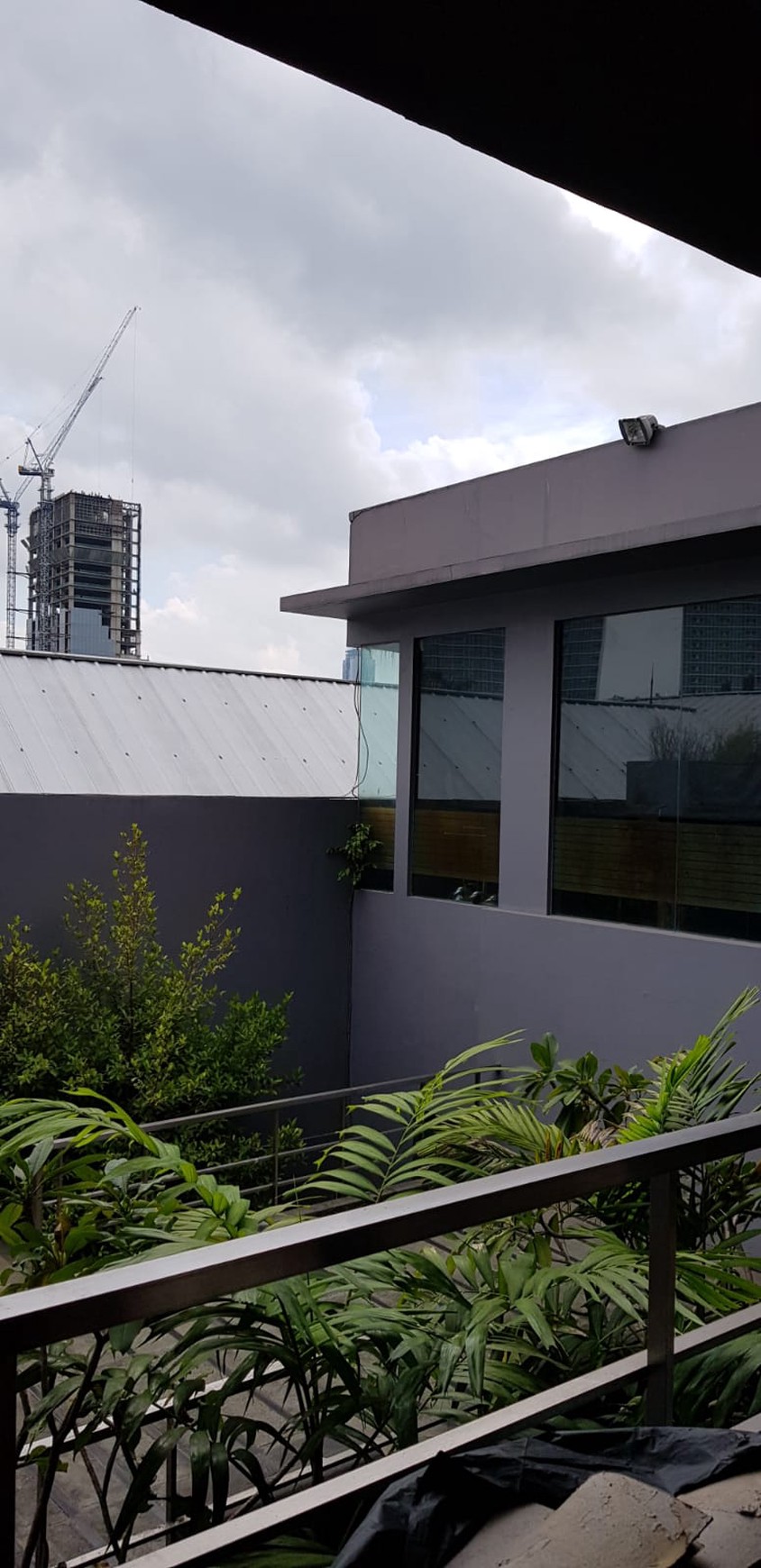 TANAH DAN BANGUNAN AREA KOMERSIAL MENTENG