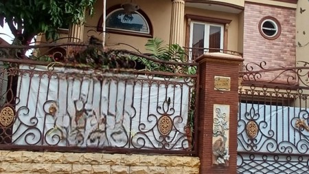 Cantik Mewah Murah 2 1/2 lt Luas lokasi strategis di Karang Tengah