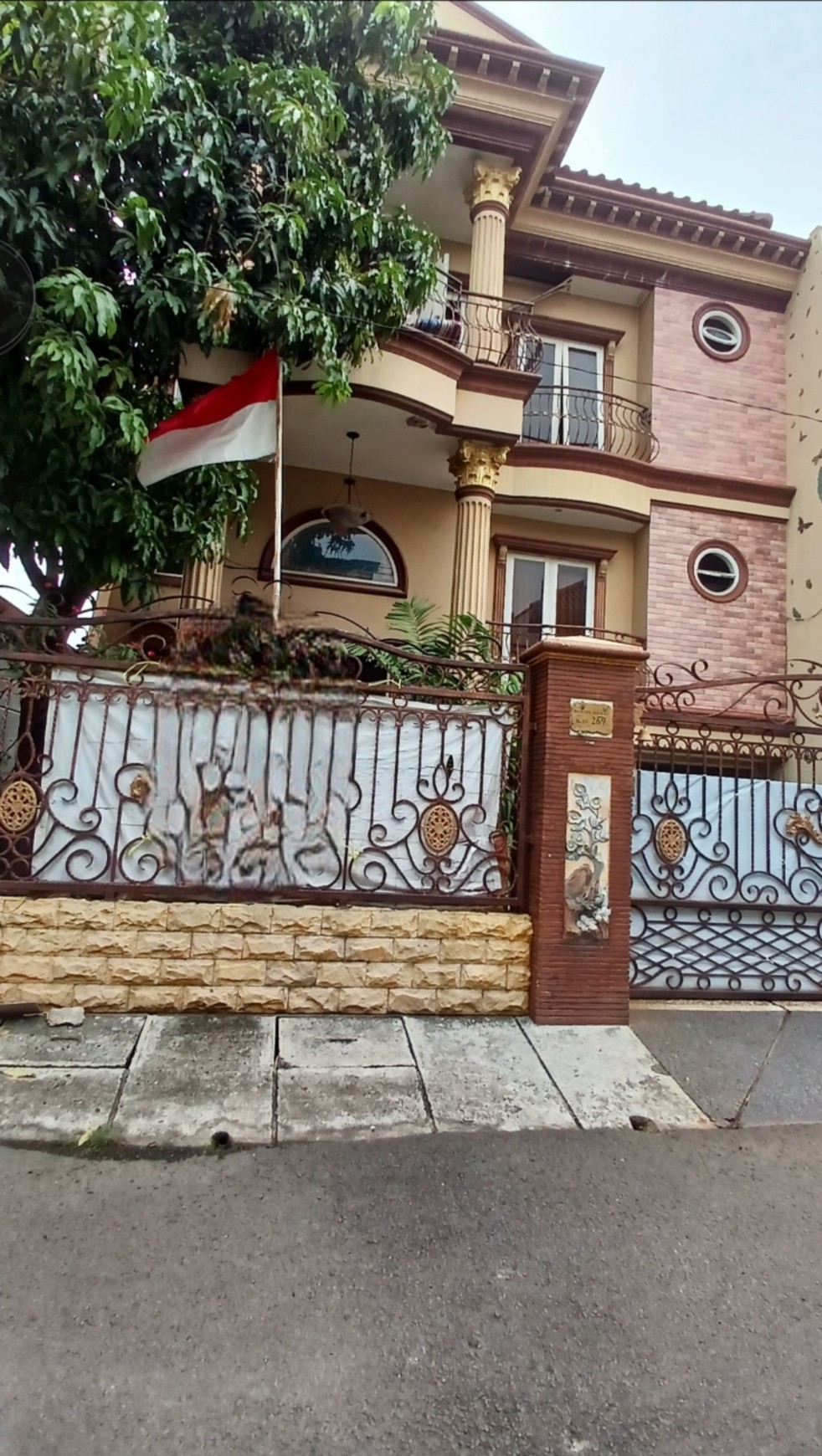 Cantik Mewah Murah 2 1/2 lt Luas lokasi strategis di Karang Tengah