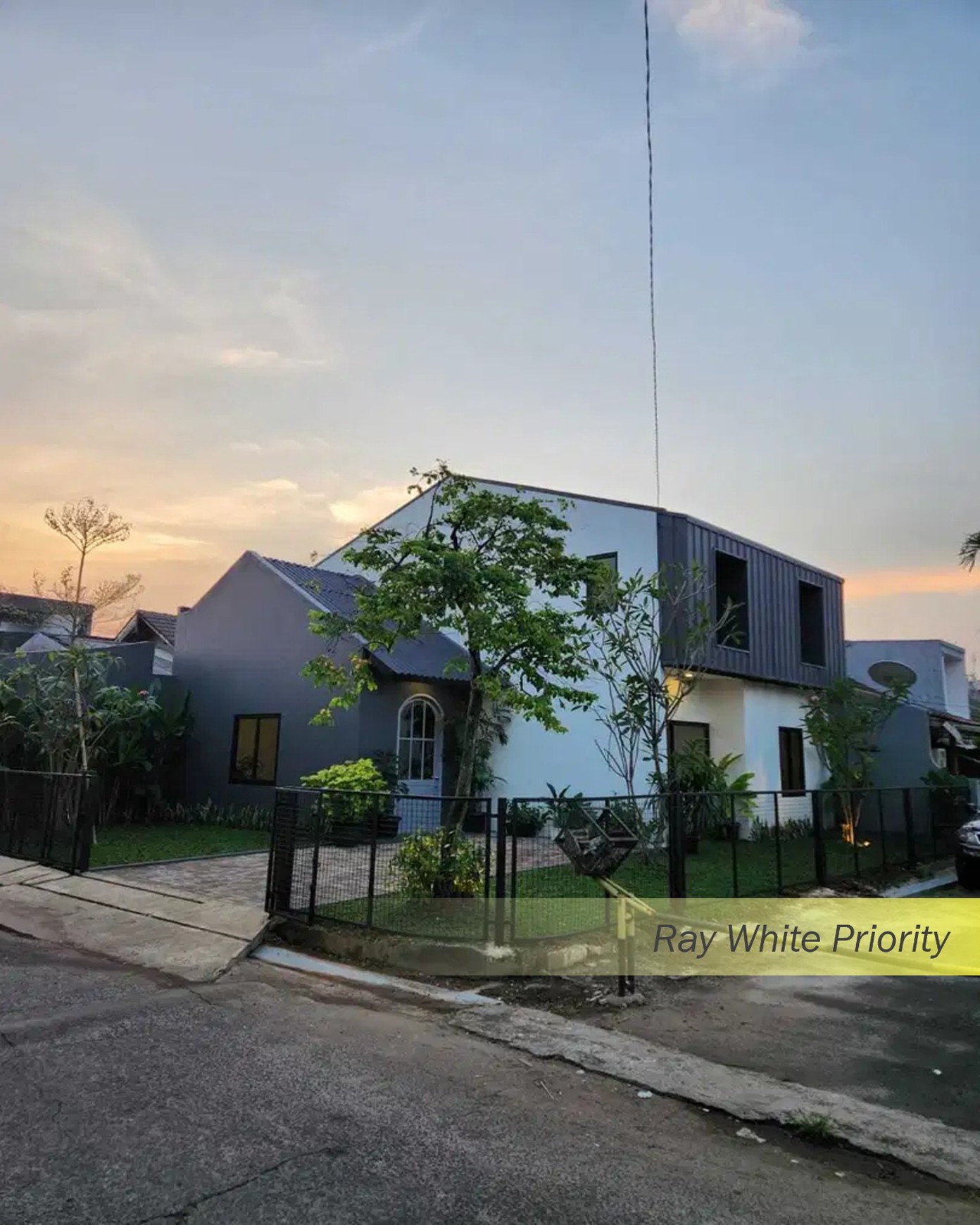 RUMAH BRAND NEW MINIMALIS SIAP HUNI DENGAN POSISI HOEK DI CIATER PERMAI , TANGERANG SELATAN