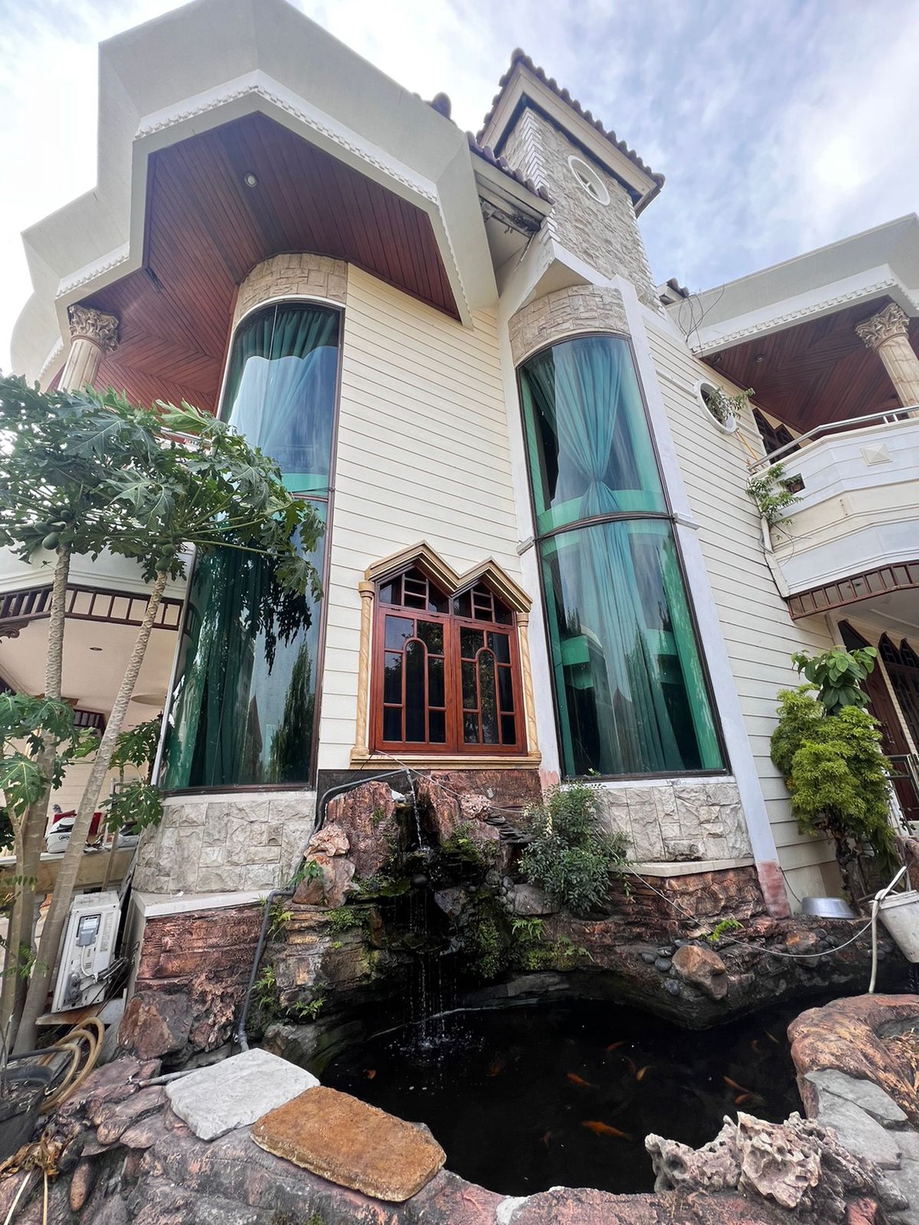 Rumah Mewah Split Level 3 Lantai di Citraland Puri Widya Kencana Hook - Hadap Timur Selatan, Dekat Taman
