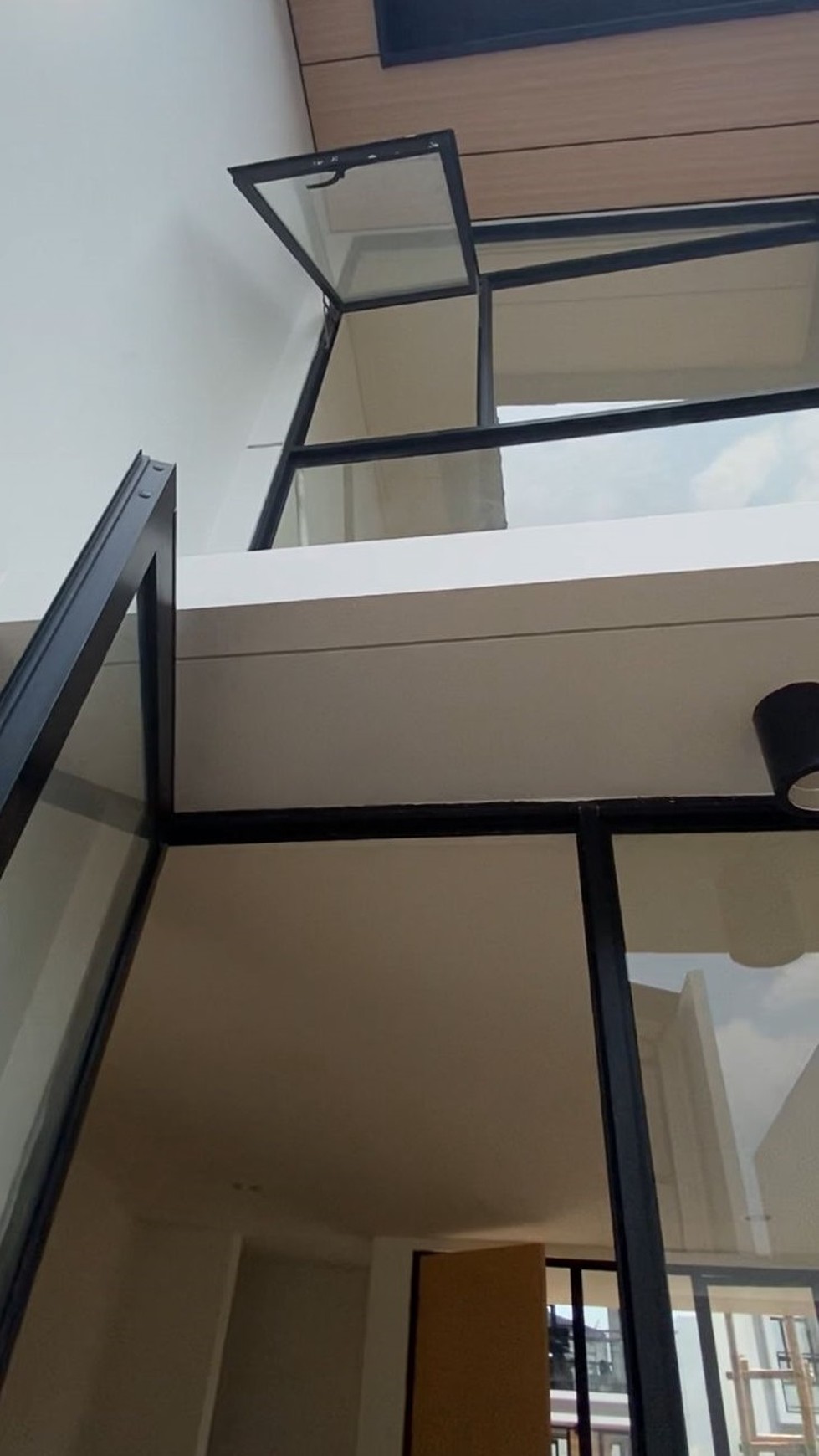 Dijual Rumah berlantai 2 di Cluster Cendana Cove kawasan Karawaci dengan harga jual Menarik