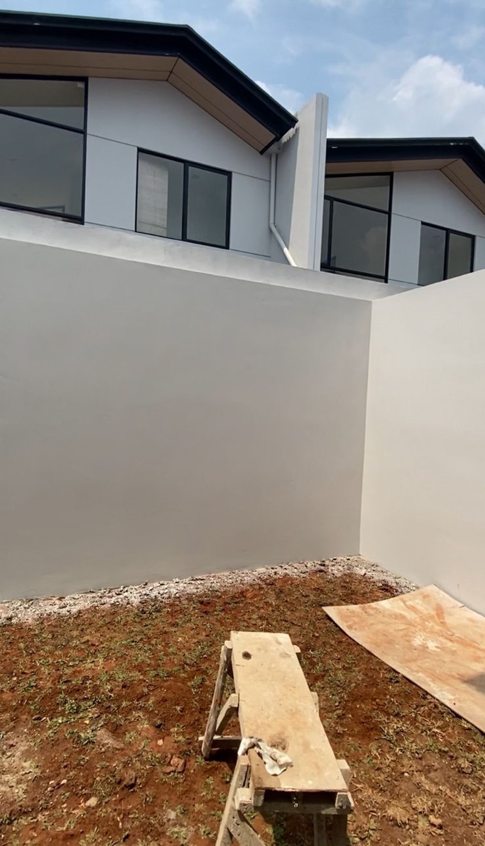 Dijual Rumah berlantai 2 di Cluster Cendana Cove kawasan Karawaci dengan harga jual Menarik