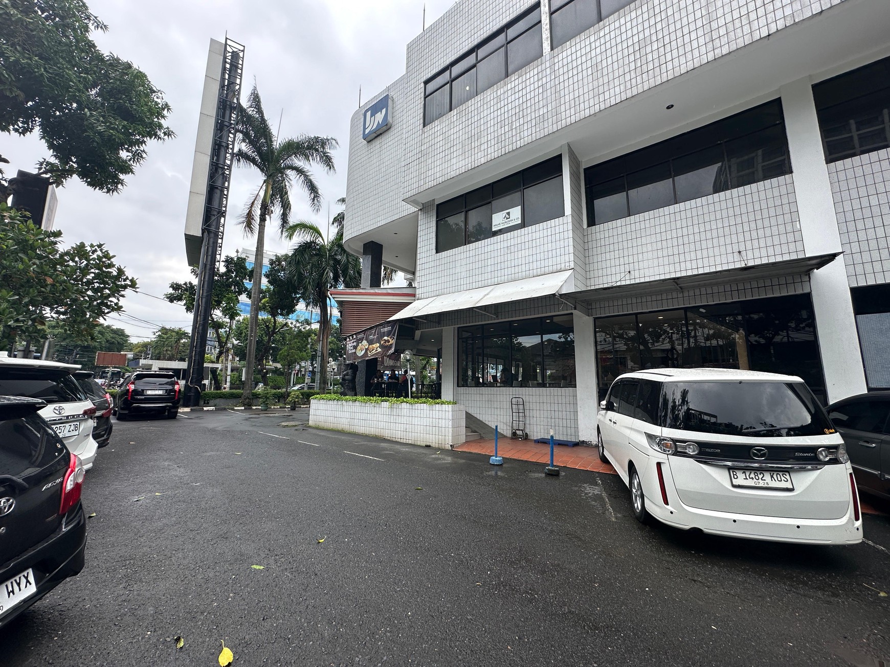 Disewa ruang usaha untuk resto strategis di Mampang Prapatan - Jakarta Selatan