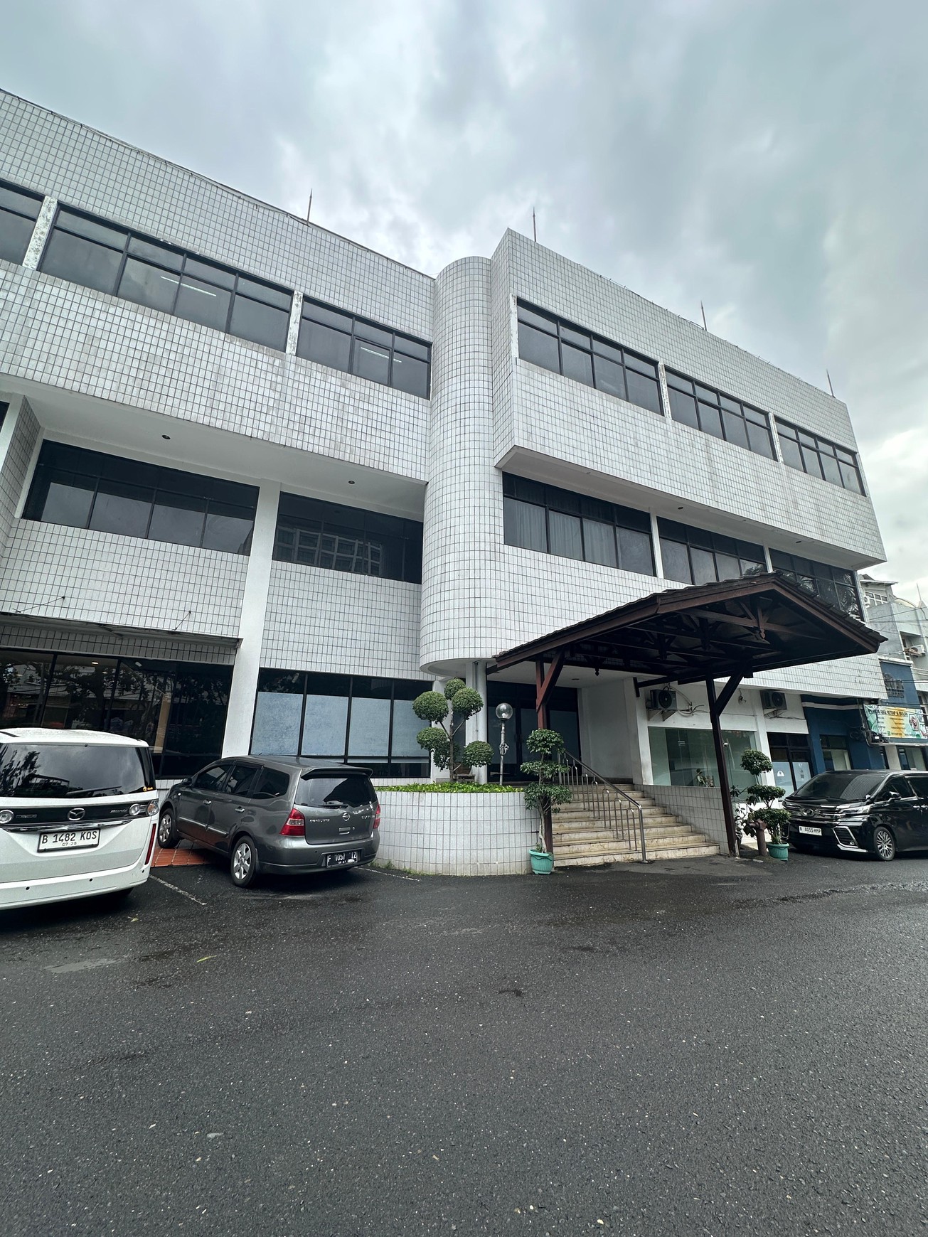 Disewa ruang usaha untuk resto strategis di Mampang Prapatan - Jakarta Selatan