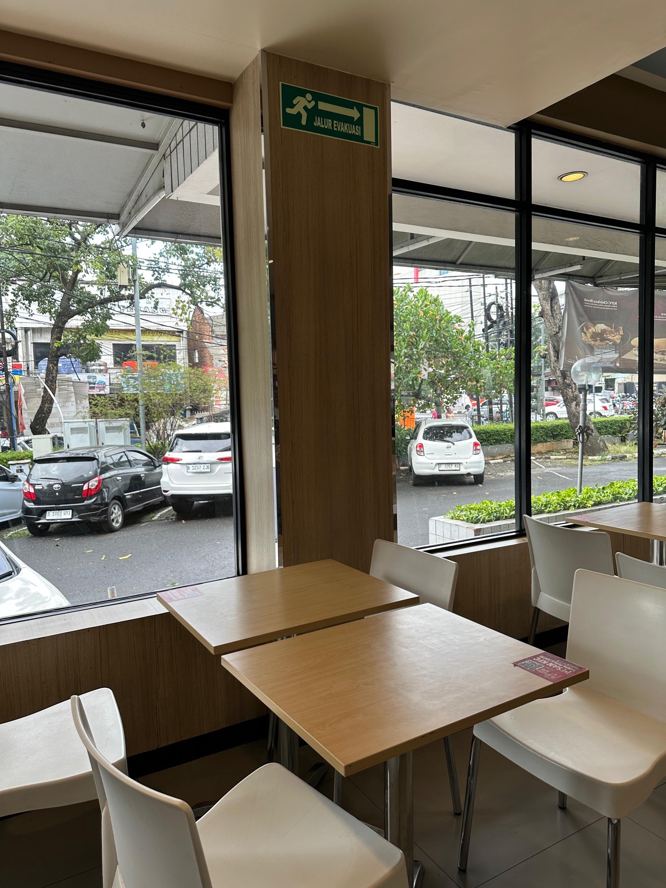 Disewa ruang usaha untuk resto strategis di Mampang Prapatan - Jakarta Selatan