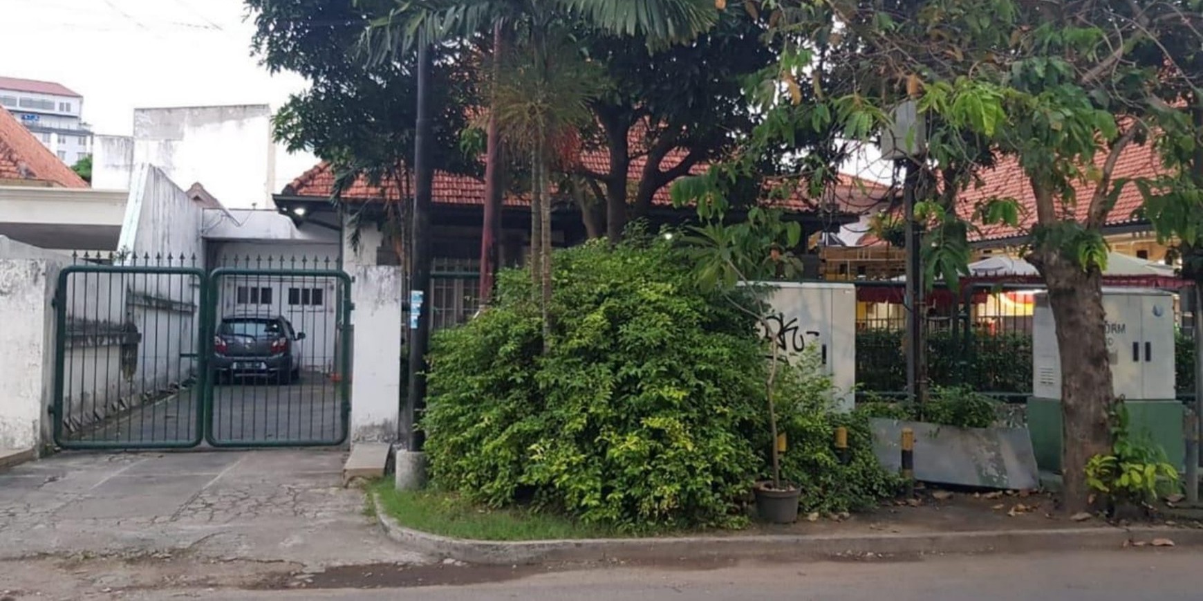 Rumah Dijual di Surabaya Selatan | 827 meter Persegi Dekat Taman Bungkul Raya Darmo.(House for Sale in South Surabaya | 827 Square Meters Near Taman Bungkul Raya Darmo)