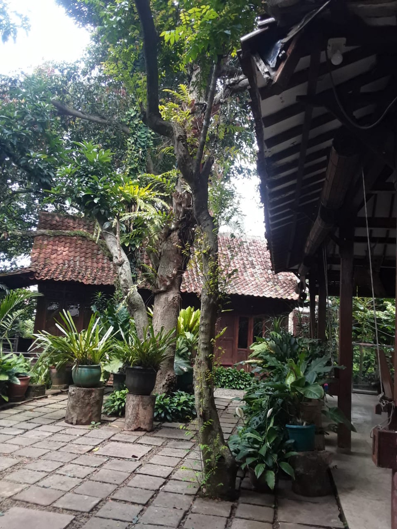Dijual resort pribadi halaman yang luas di lingkungan yang tenang di Sawangan
