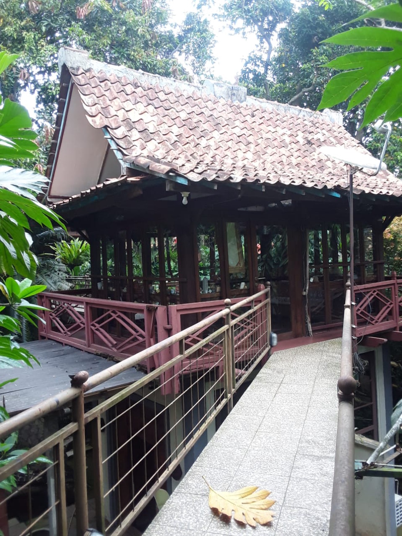 Dijual resort pribadi halaman yang luas di lingkungan yang tenang di Sawangan